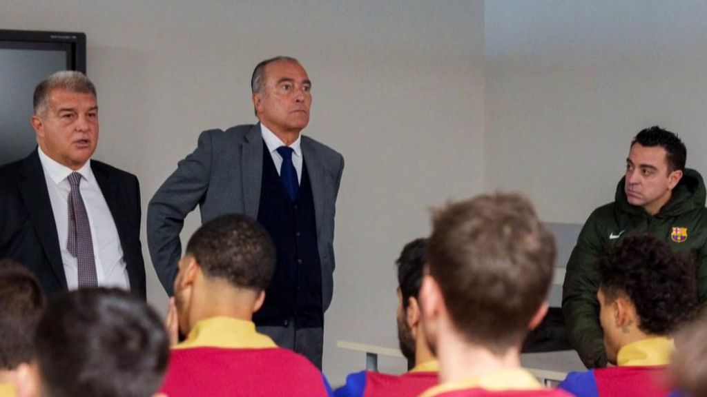 La cumbre de Joan Laporta con Xavi Hernández y los jugadores.