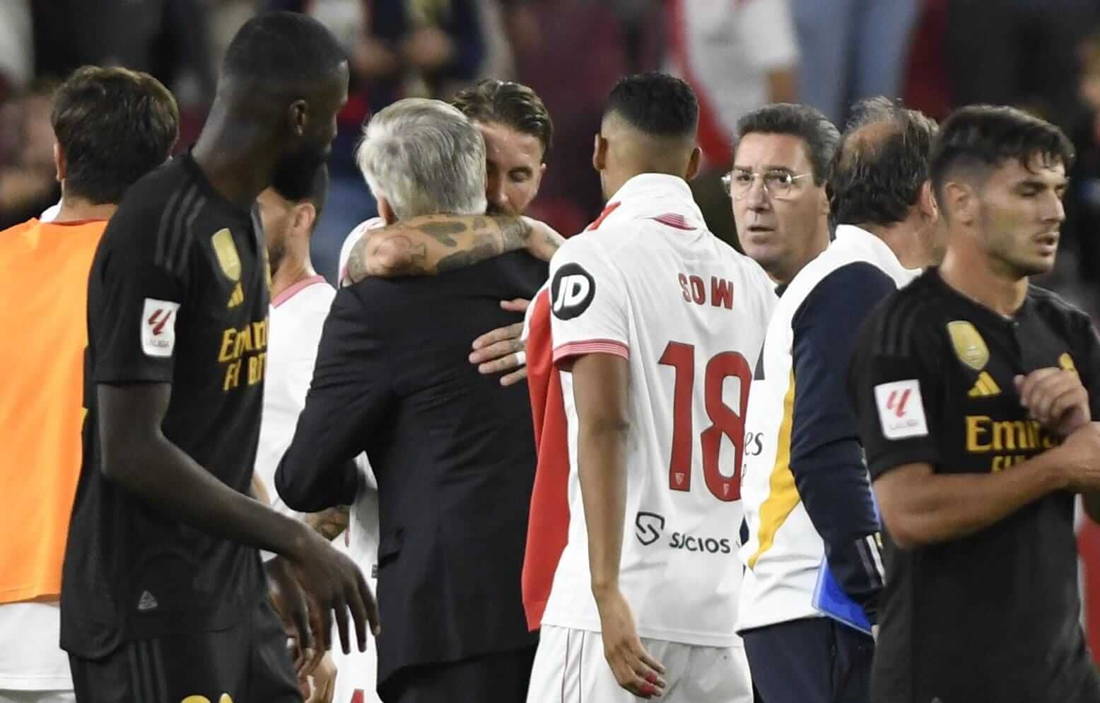  Carlo Ancelotti abraza a Sergio Ramos en el partido de ida.