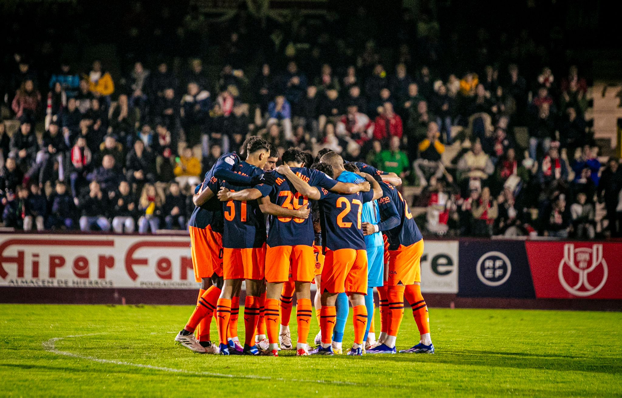  Los jugadores, ante el Arosa SC.