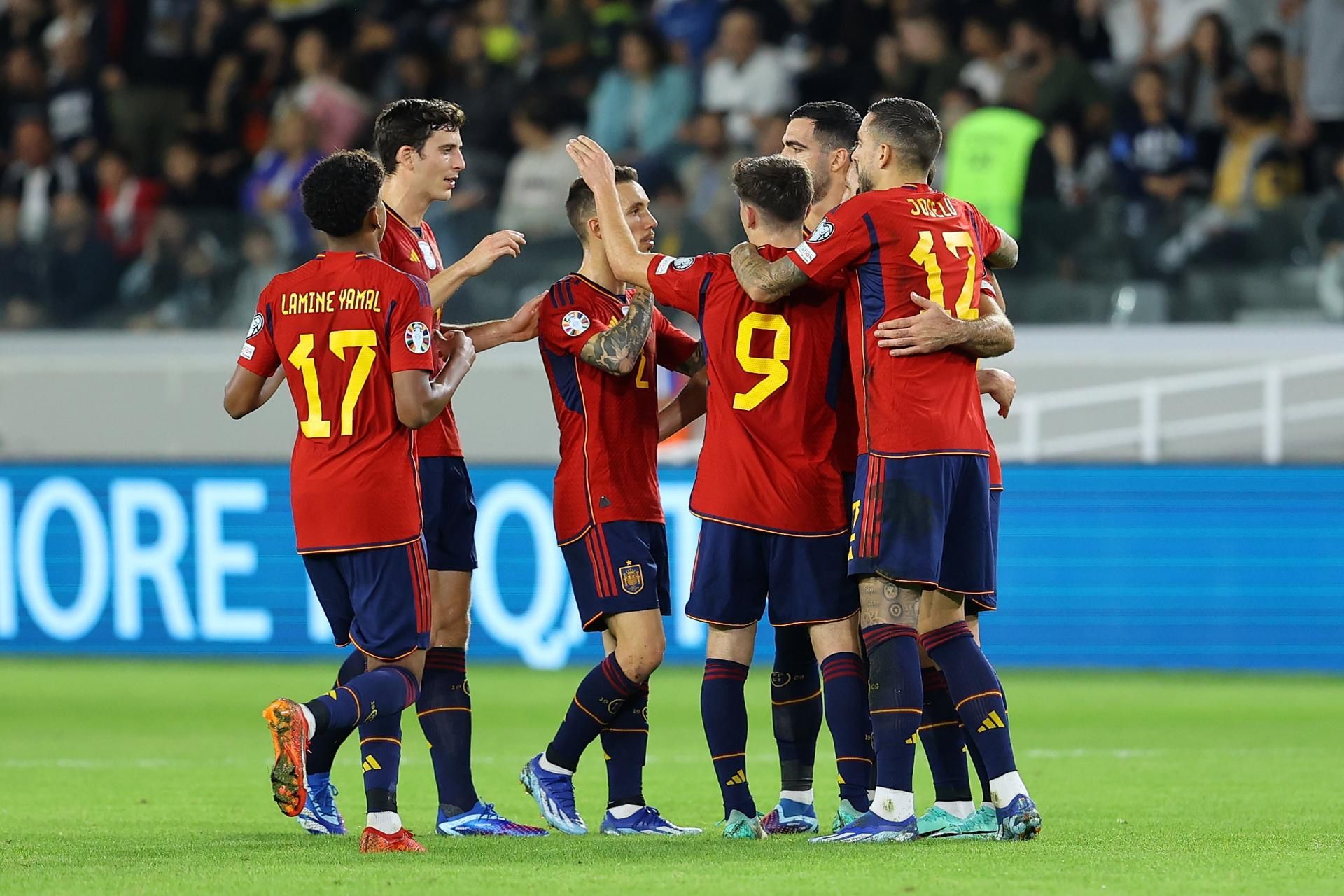  Los jugadores de España celebran el gol de Mikel Oyarzabal ante Chipre.