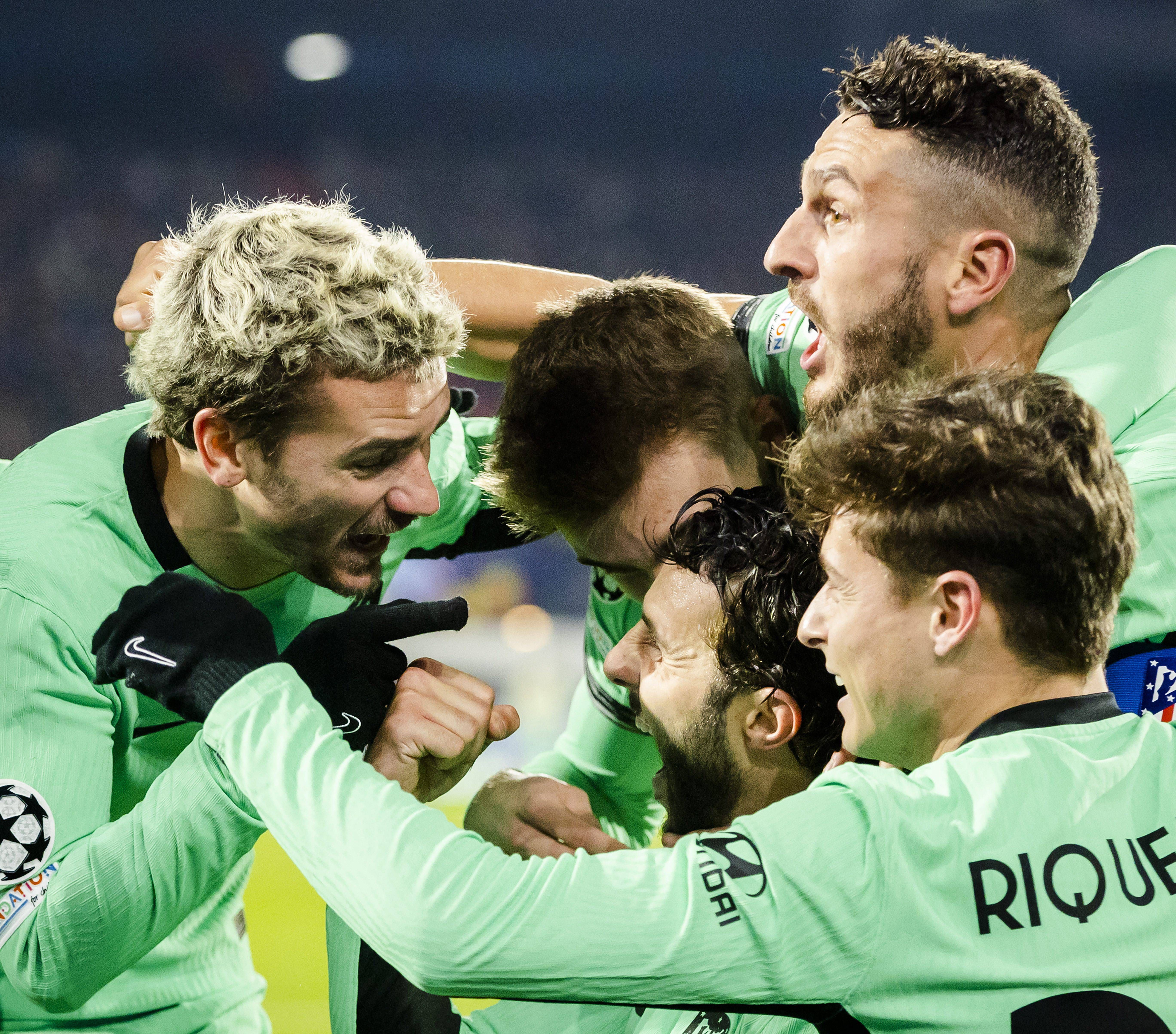  Los jugadores del Atleti, celebrando el gol ante el Feyenoord. (Fuente: Cordon Press)