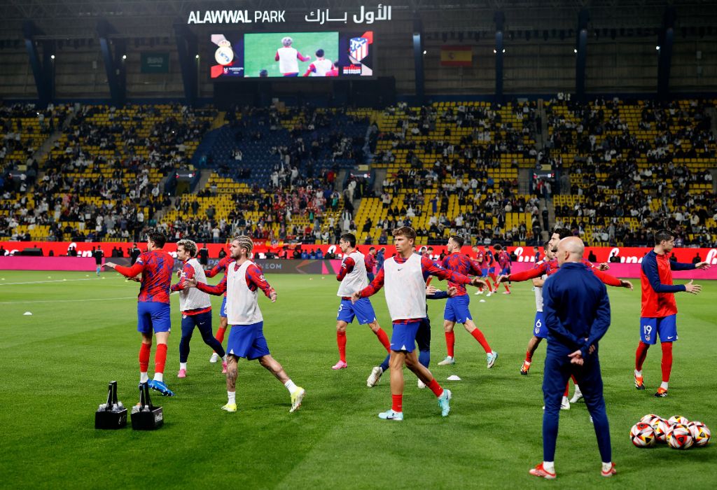  Los jugadores del Atlético de Madrid calentando en el Al-Awwal Park (@Atleti)