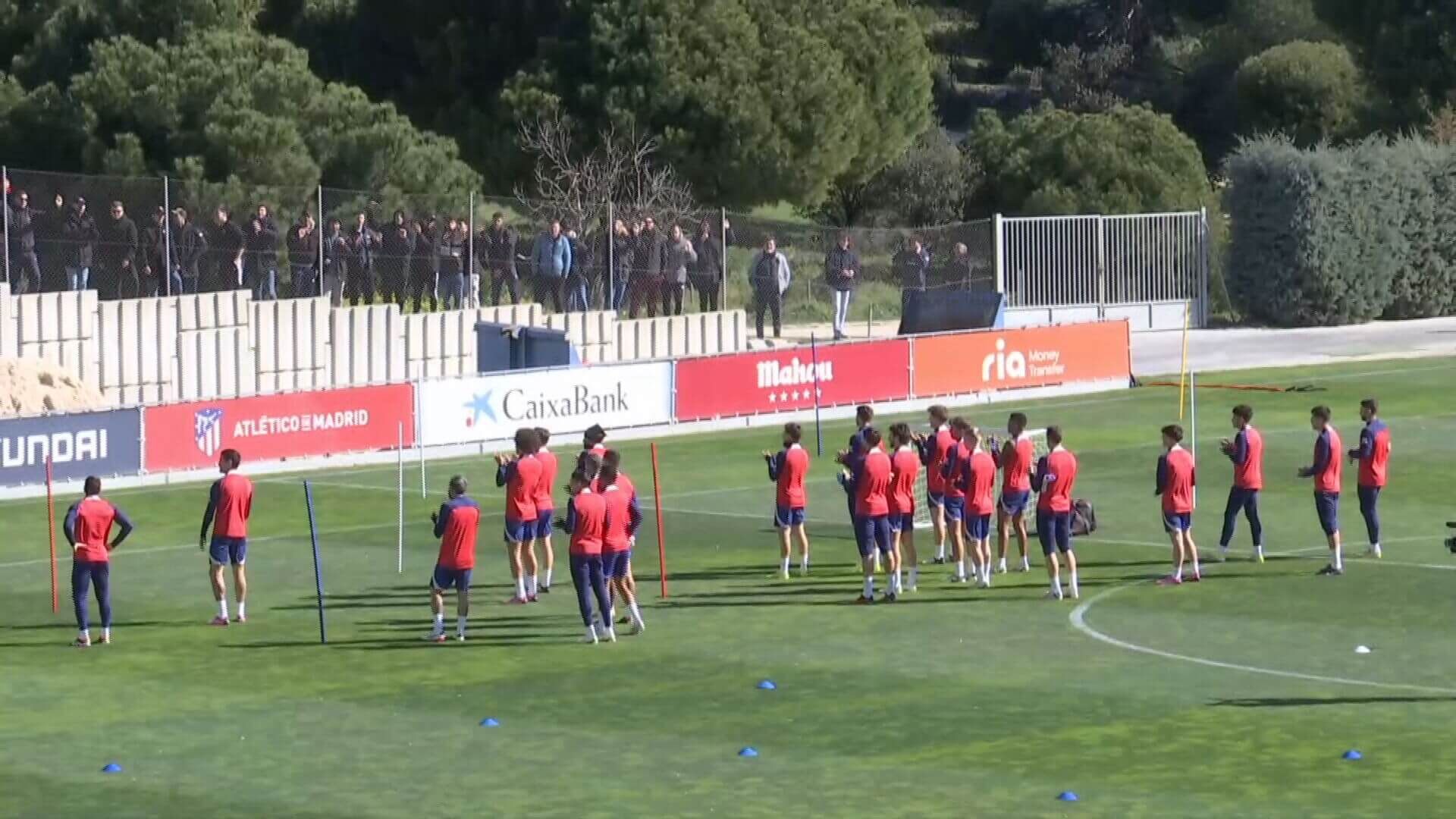  Los jugadores del Atlético de Madrid se acercaron a agradecer el apoyo.