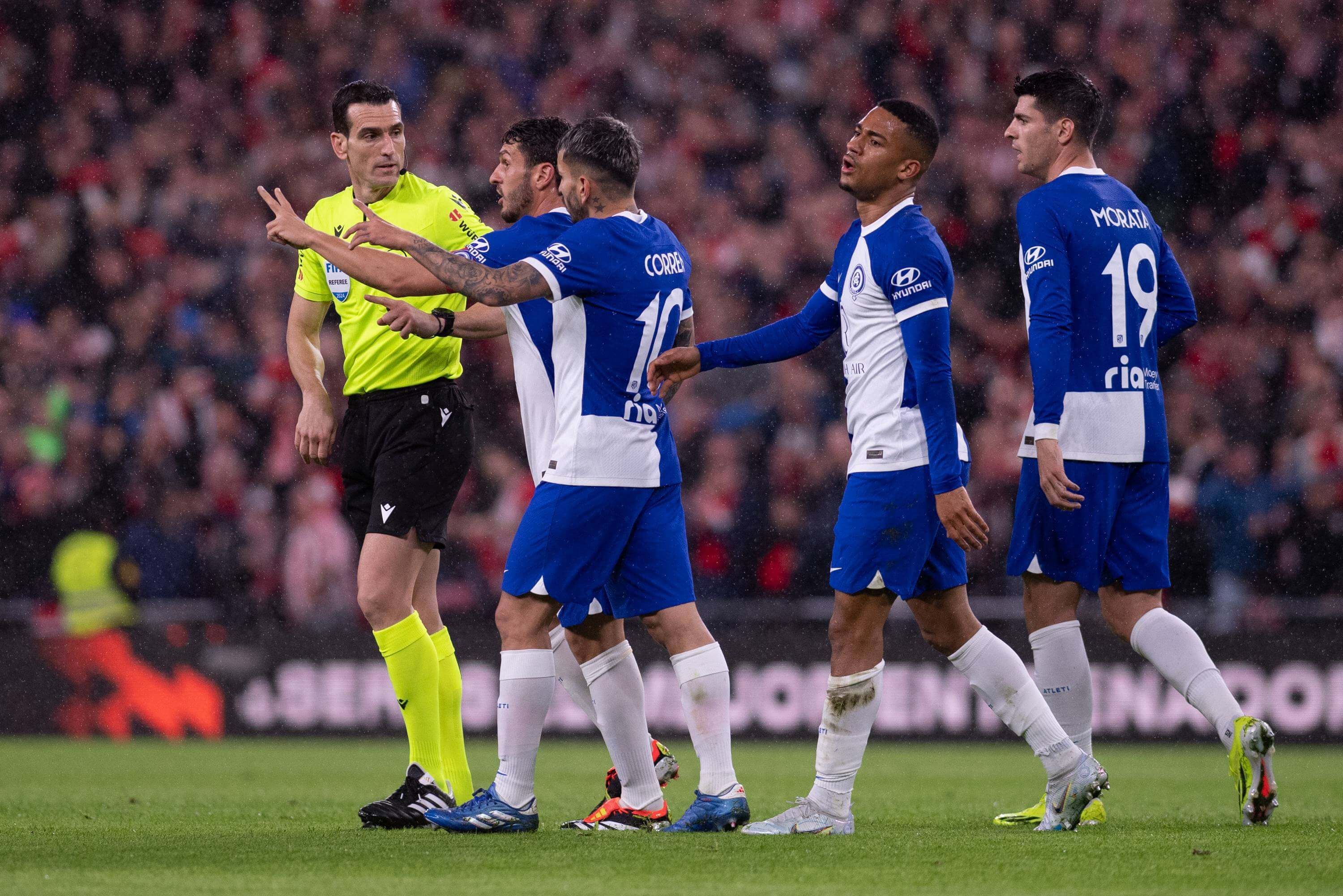  Los jugadores del Atlético con Koke a la cabeza protestan ante Martínez Munuera.