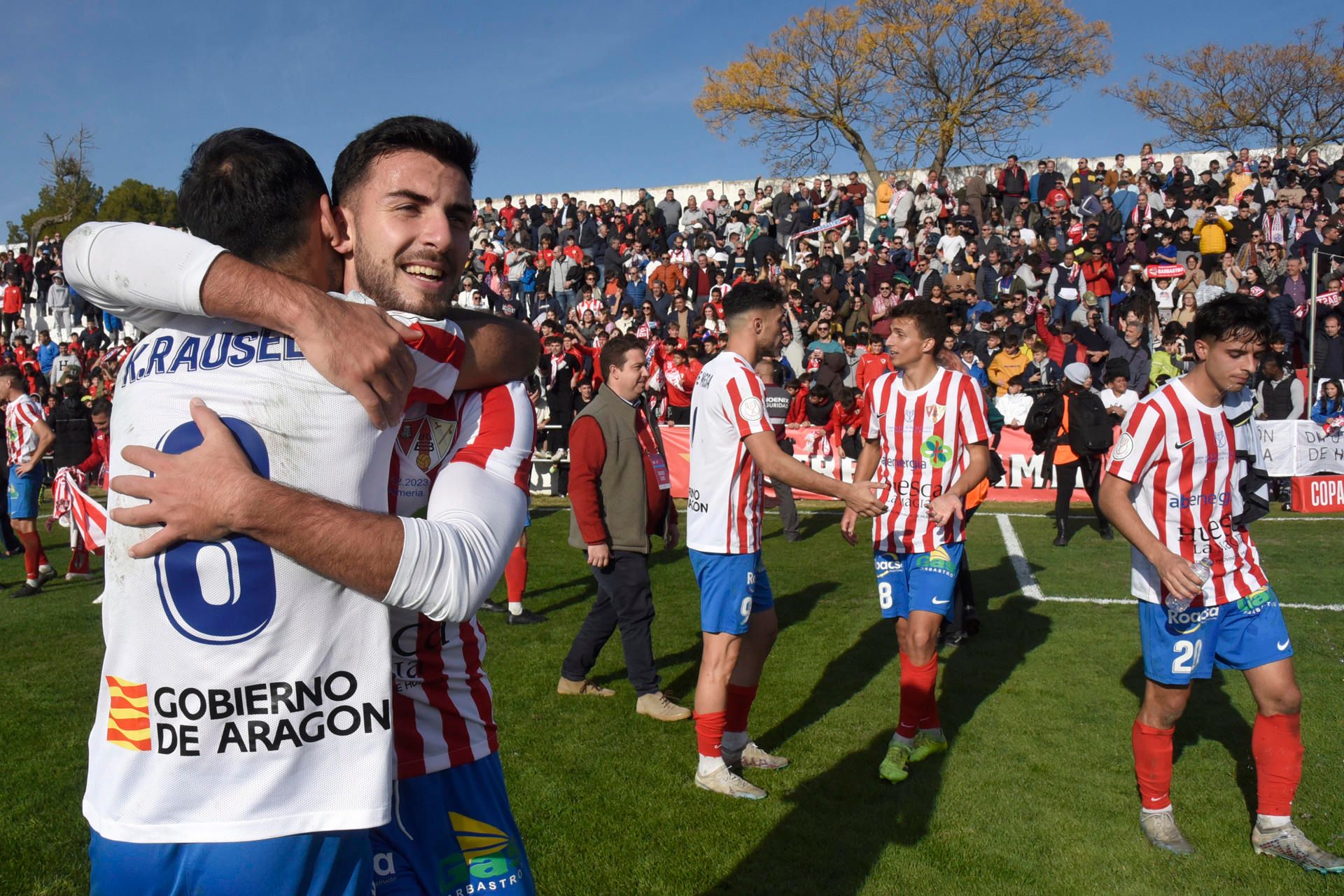 Los jugadores del Barbastro celebran la victoria ante el Almería en Copa (FOTO: EFE).