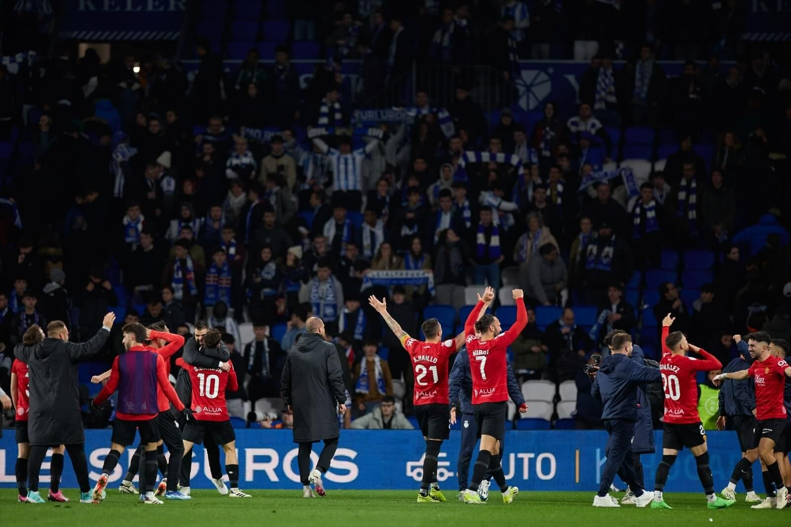  Lato, Jaume y los jugadores del Mallorca celebran con su afición en Donosti.