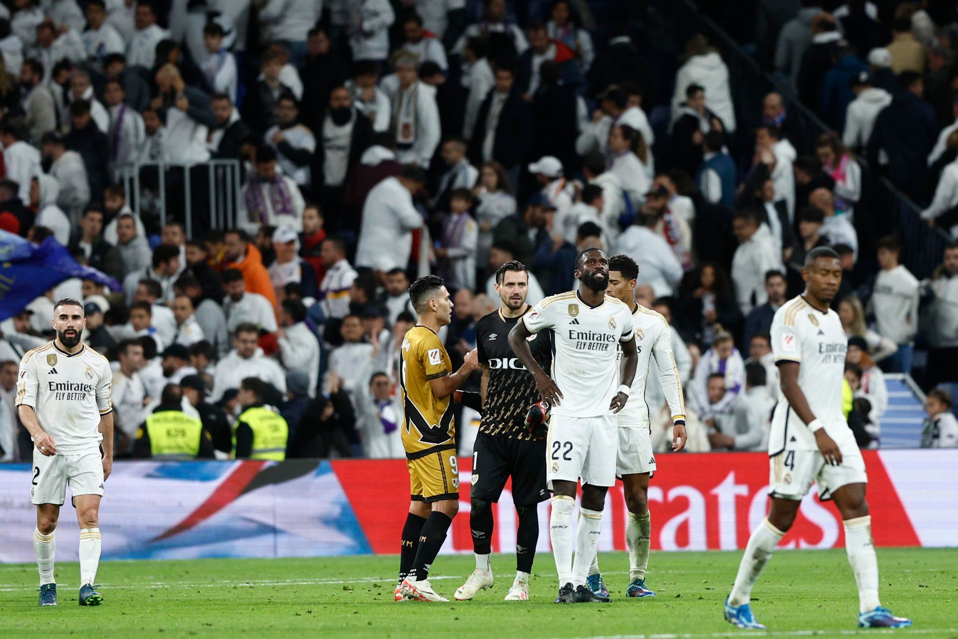 Los jugadores del Real Madrid, cabizbajos tras empatar ante el Rayo Vallecano.
