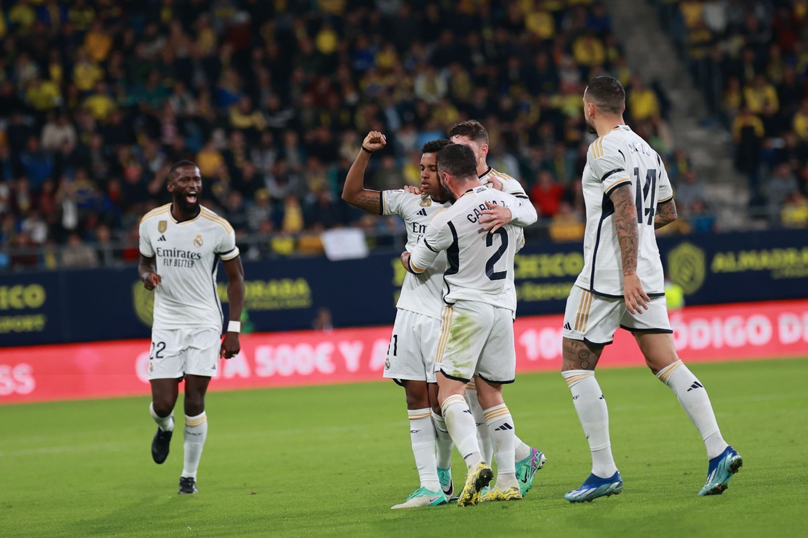  Los jugadores del Real Madrid celebran el gol de Rodrygo al Cádiz.