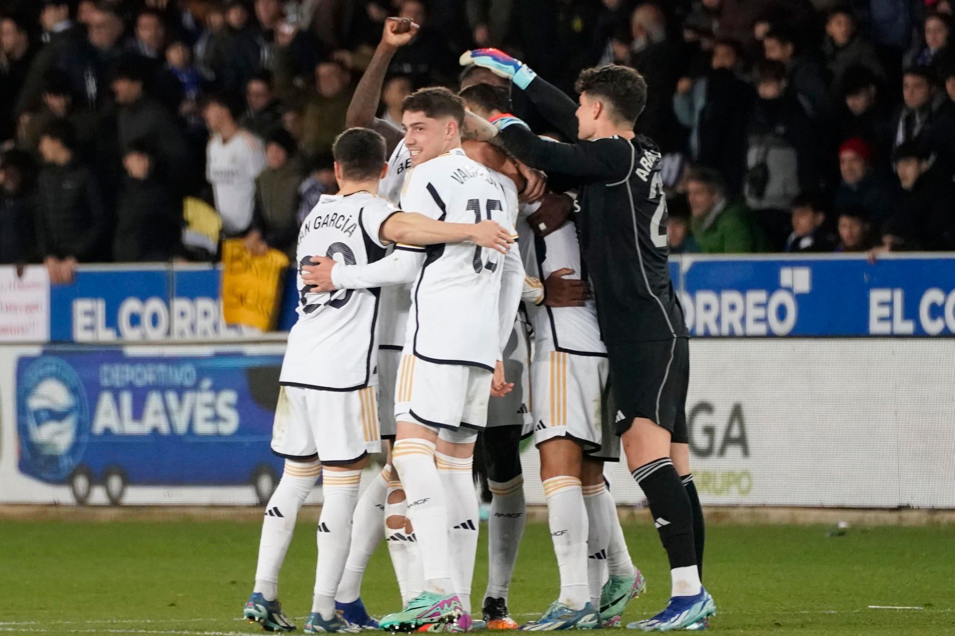  Los jugadores del Real Madrid celebran la victoria ante el Alavés..