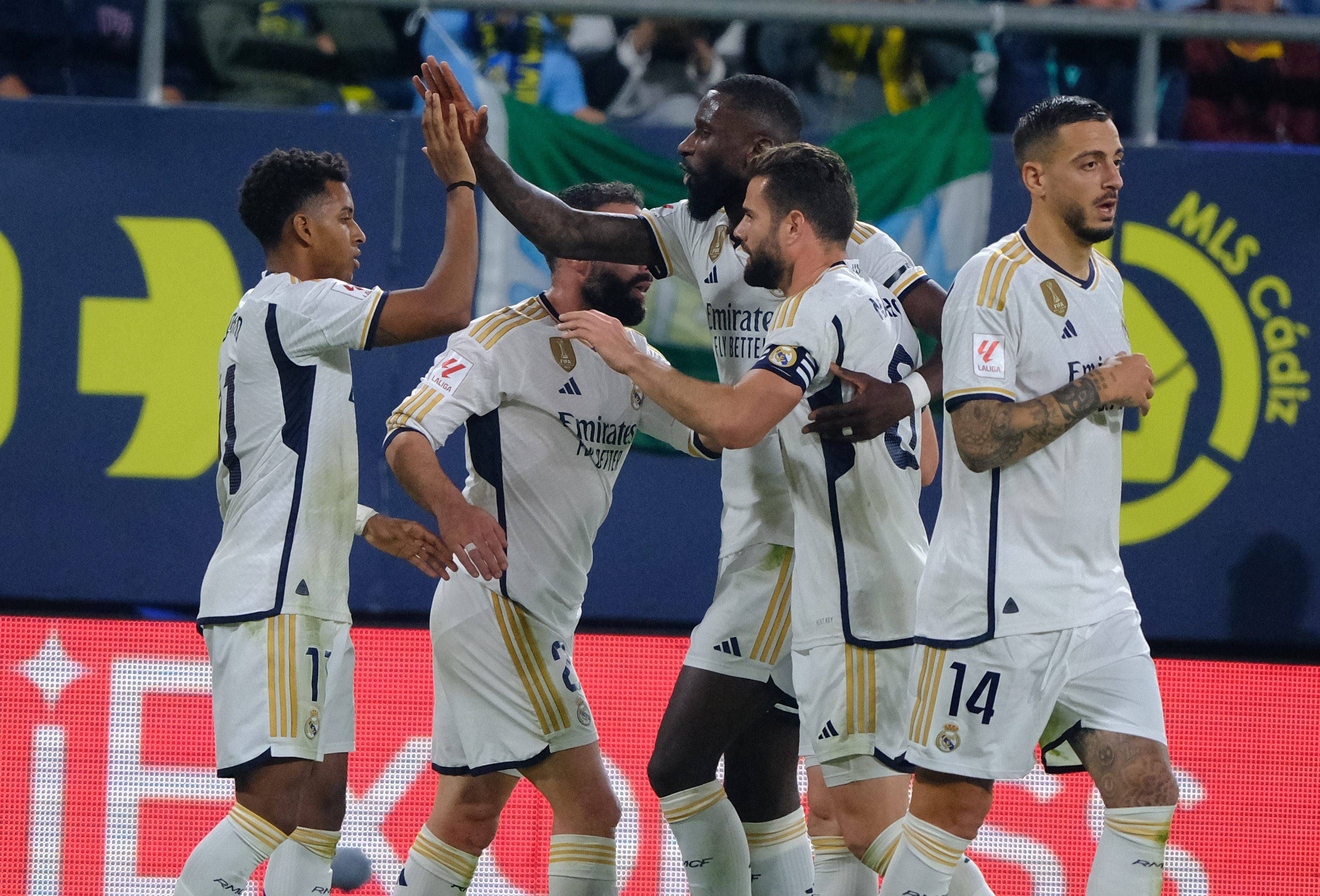  Los jugadores del Real Madrid celebran un gol ante el Cádiz.