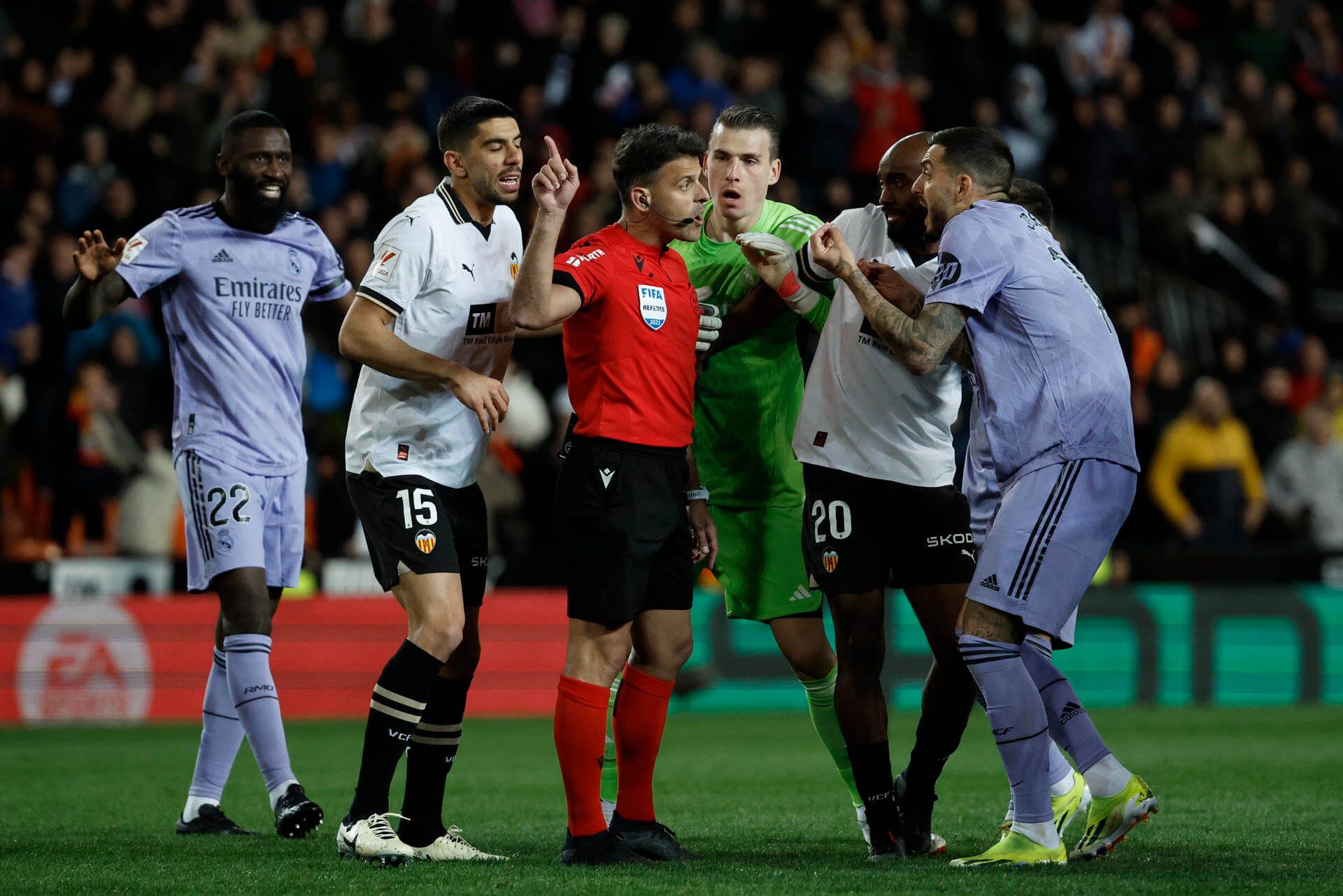 Los jugadores del Real Madrid protestan a Gil Manzano en Mestalla.