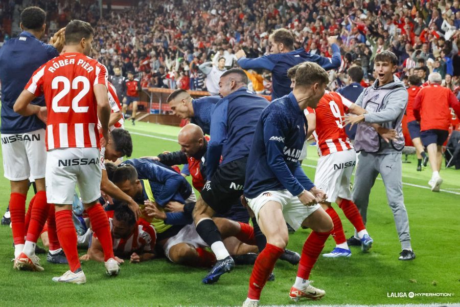  Los jugadores del Sporting celebran el gol de Insua al Zaragoza.