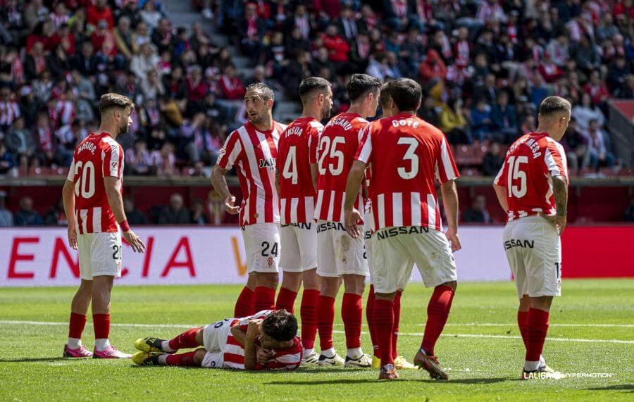 Los jugadores del Sporting se posicionan en una acción de estrategia en contra.