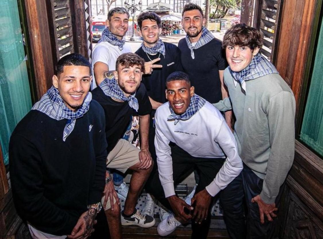  Los jugadores del Valencia CF acuden a la Mascletà.