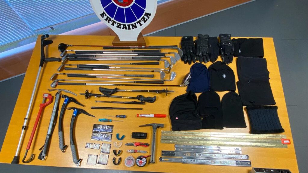 Los objetos incautados en un autobús de hinchas del PSG (Ertzaintza)