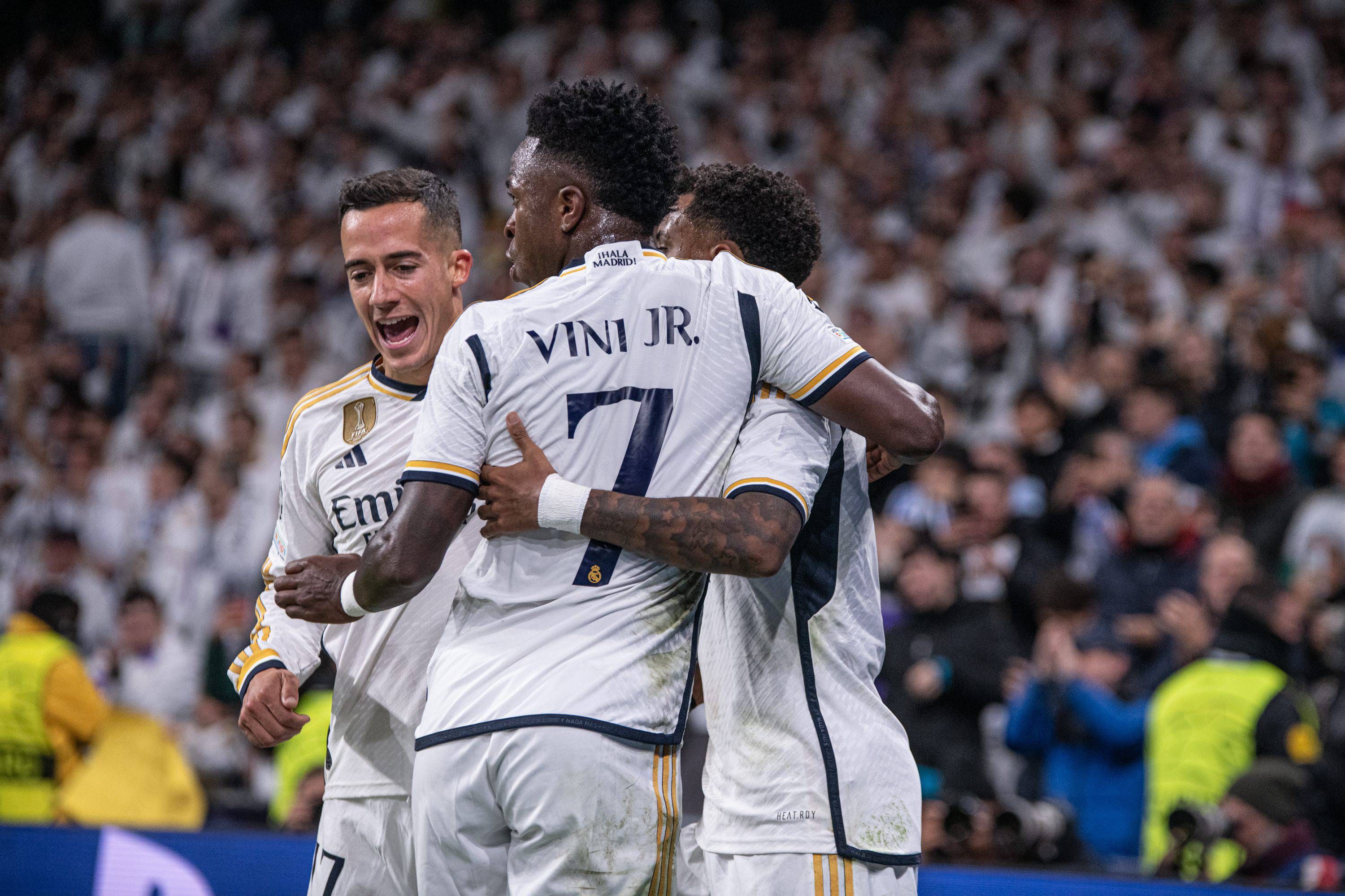 Lucas Vázquez, Vinicius y Rodrygo se abrazan por un gol del Real Madrid ante el Braga..