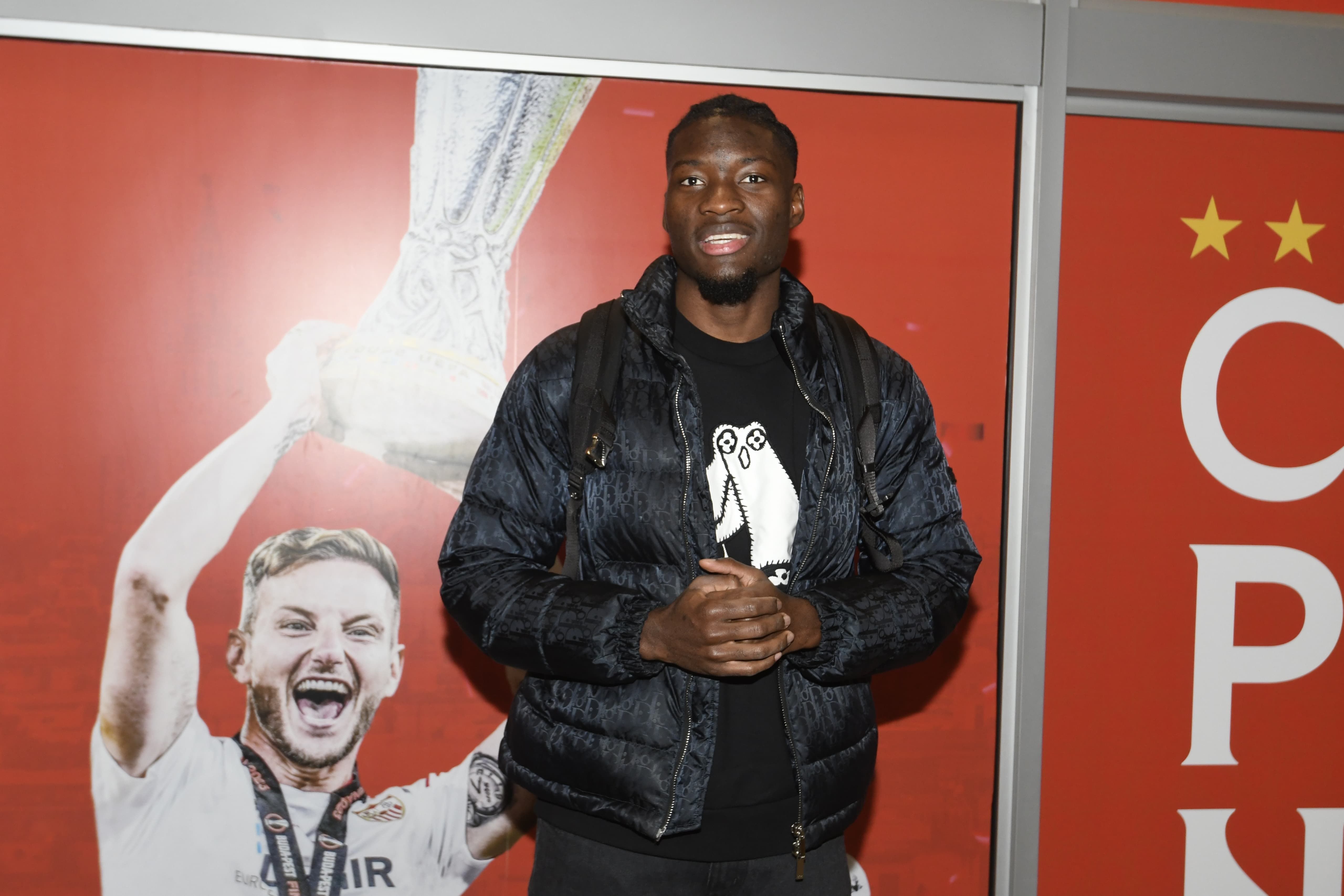  Lucien Agoumé, primer fichaje de invierno, ya está en Sevilla