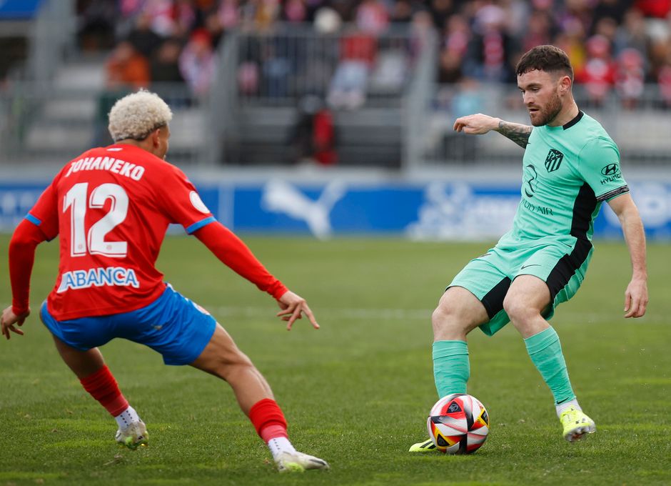 Javi Galán, delante de Johaneko en el Lugo-Atlético de Madrid.