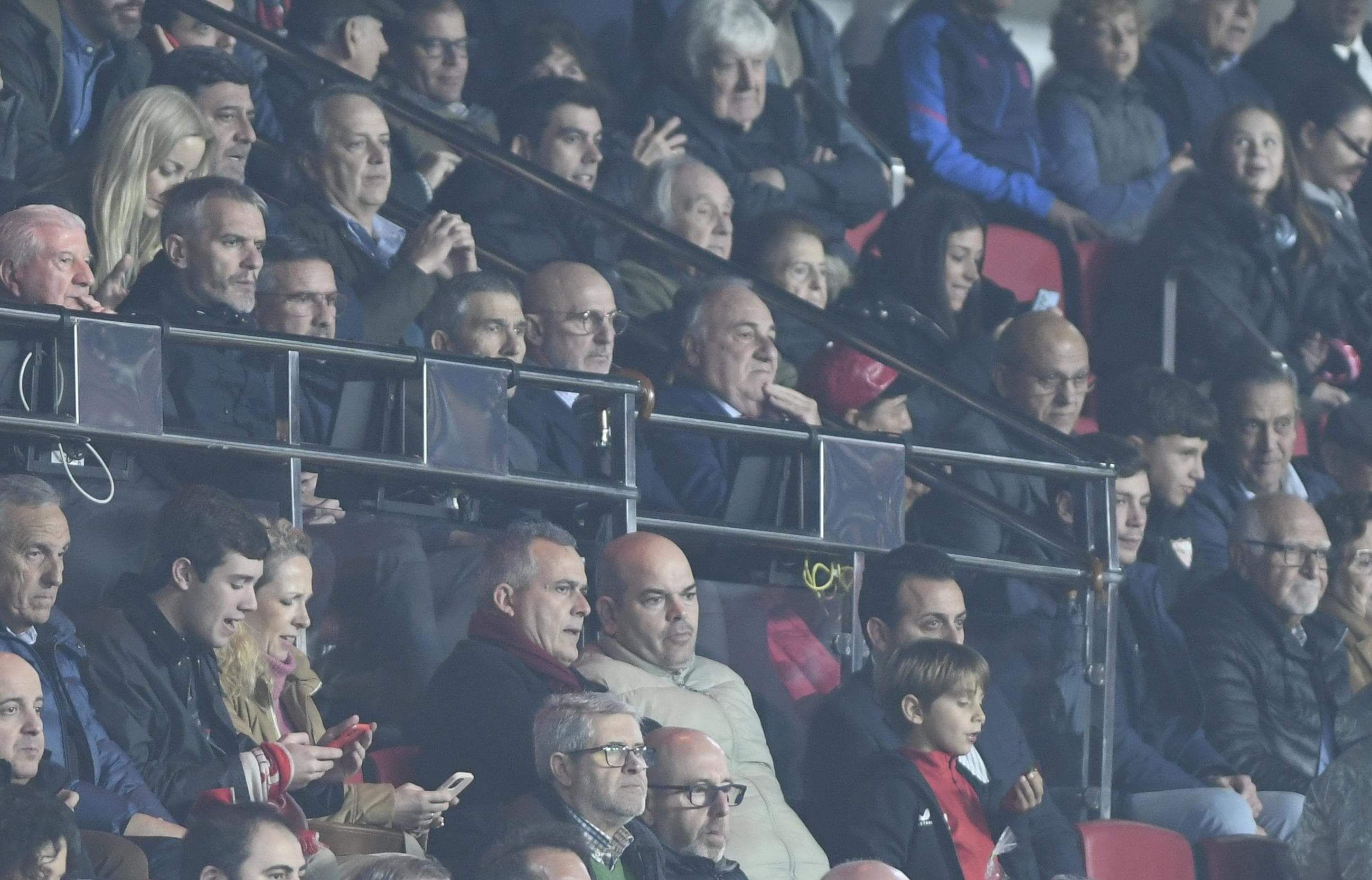 Luis de la Fuente, en el palco del Sánchez-Pizjuán (Foto: Kiko Hurtado)