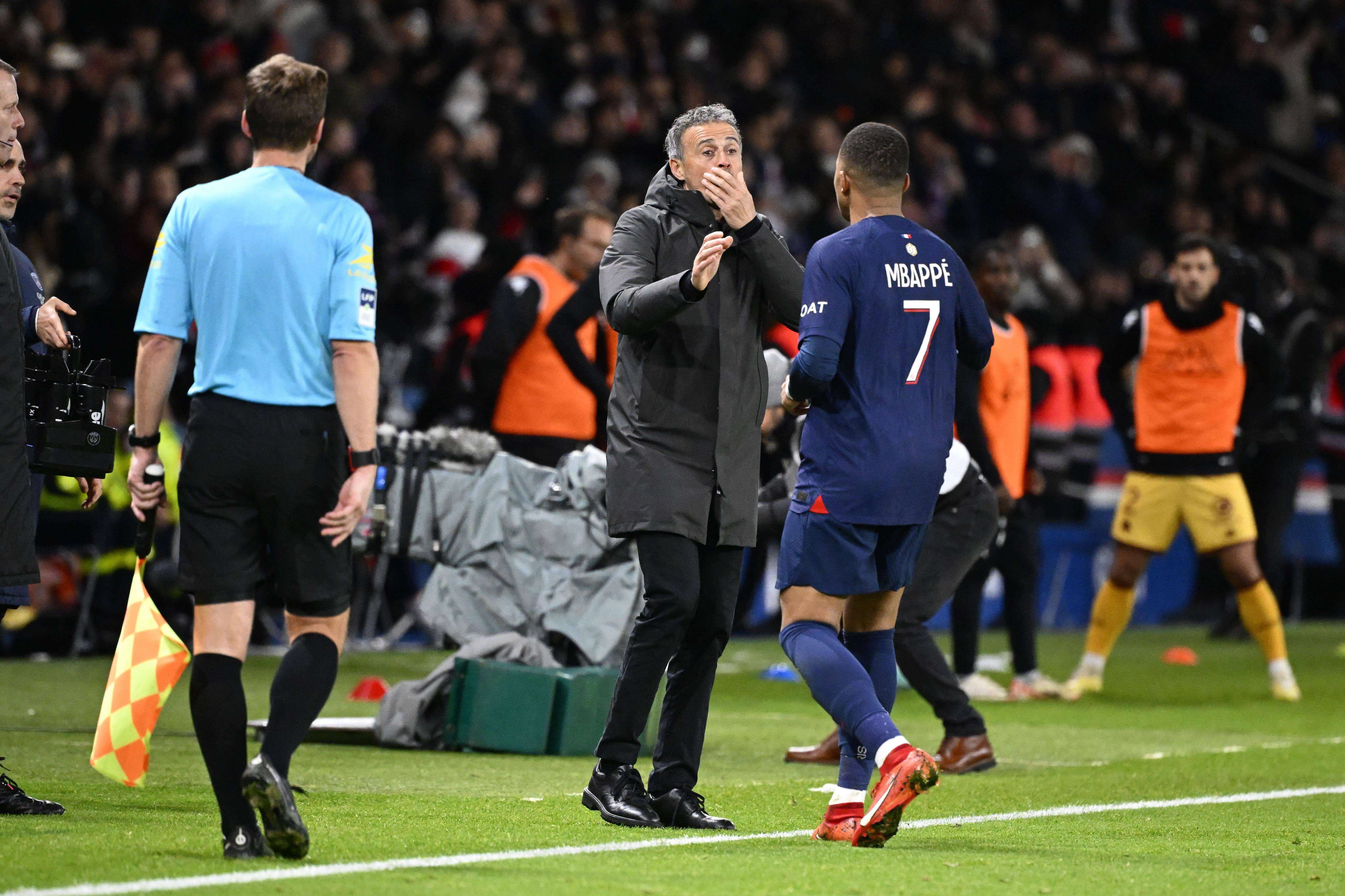  Luis Enrique da instrucciones a Kylian Mbappé durante un partido del PSG.