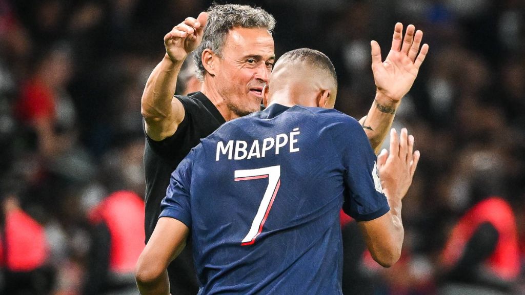 Luis Enrique junto a Mbappé en un partido del PSG.