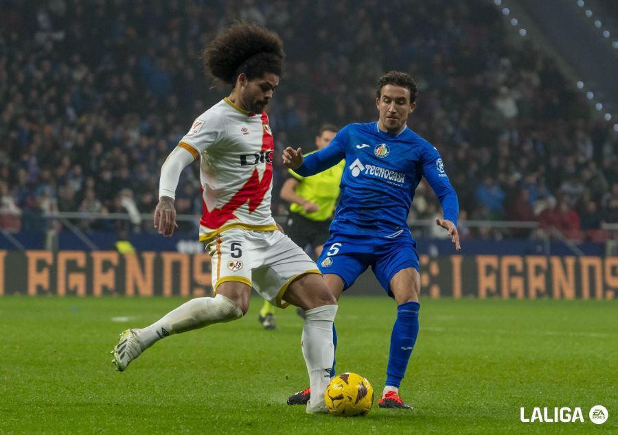 Luis Milla, ante Aridane en el Getafe-Rayo..
