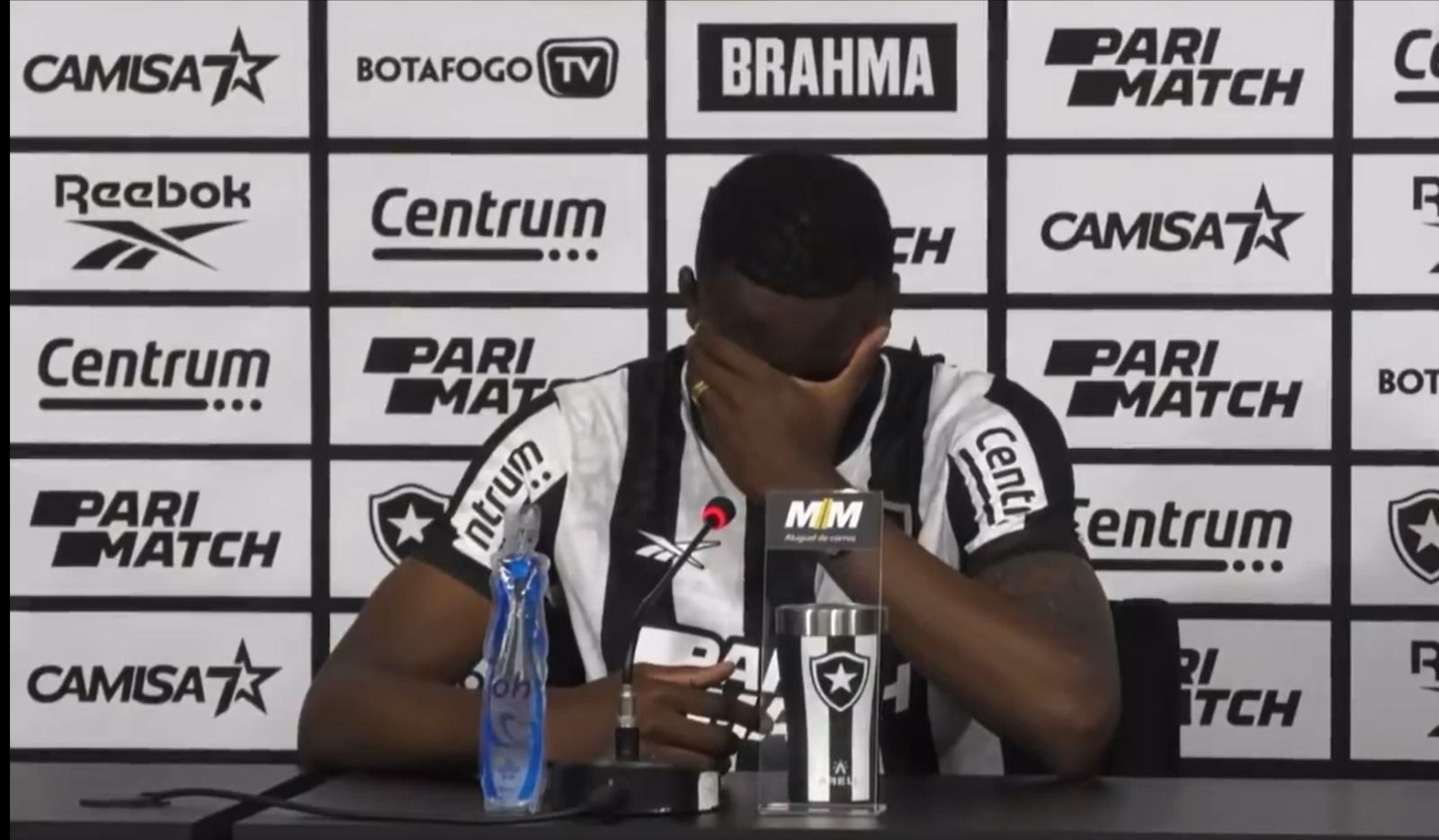  Luiz Henrique rompe a llorar en su presentación