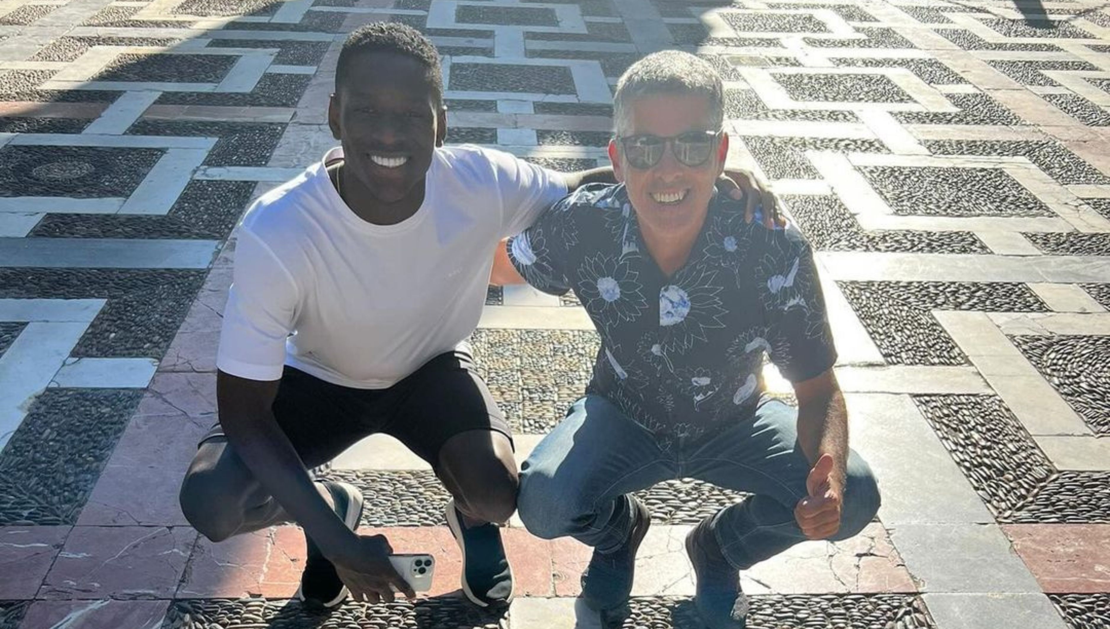 Luiz Henrique y Nacho Alarcón, junto al escudo del Betis en la Plaza Nueva.