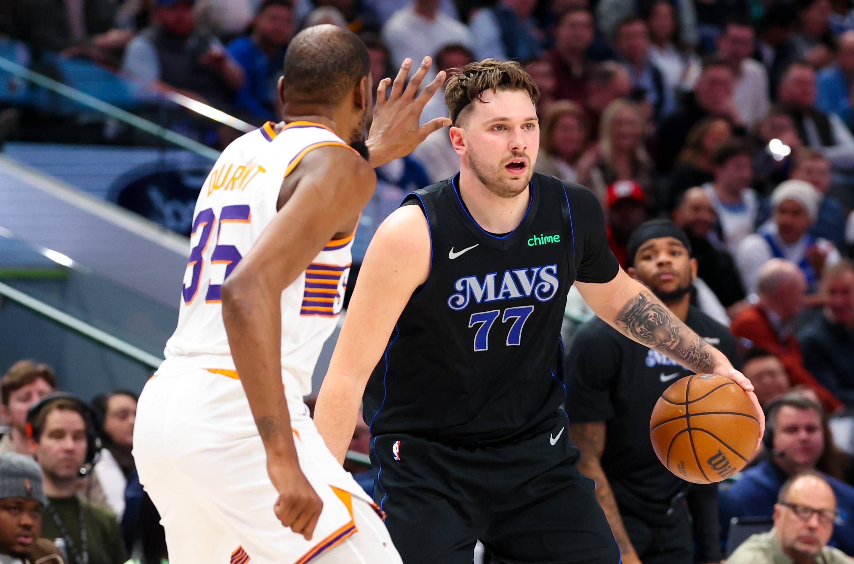  Luka Doncic enfrentándose a Kevin Durant en el Dallas Maverick - Phoenix Suns.