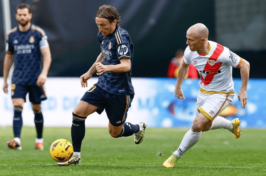 Luka Modric con Isi Palazón en el Rayo-Real Madrid.