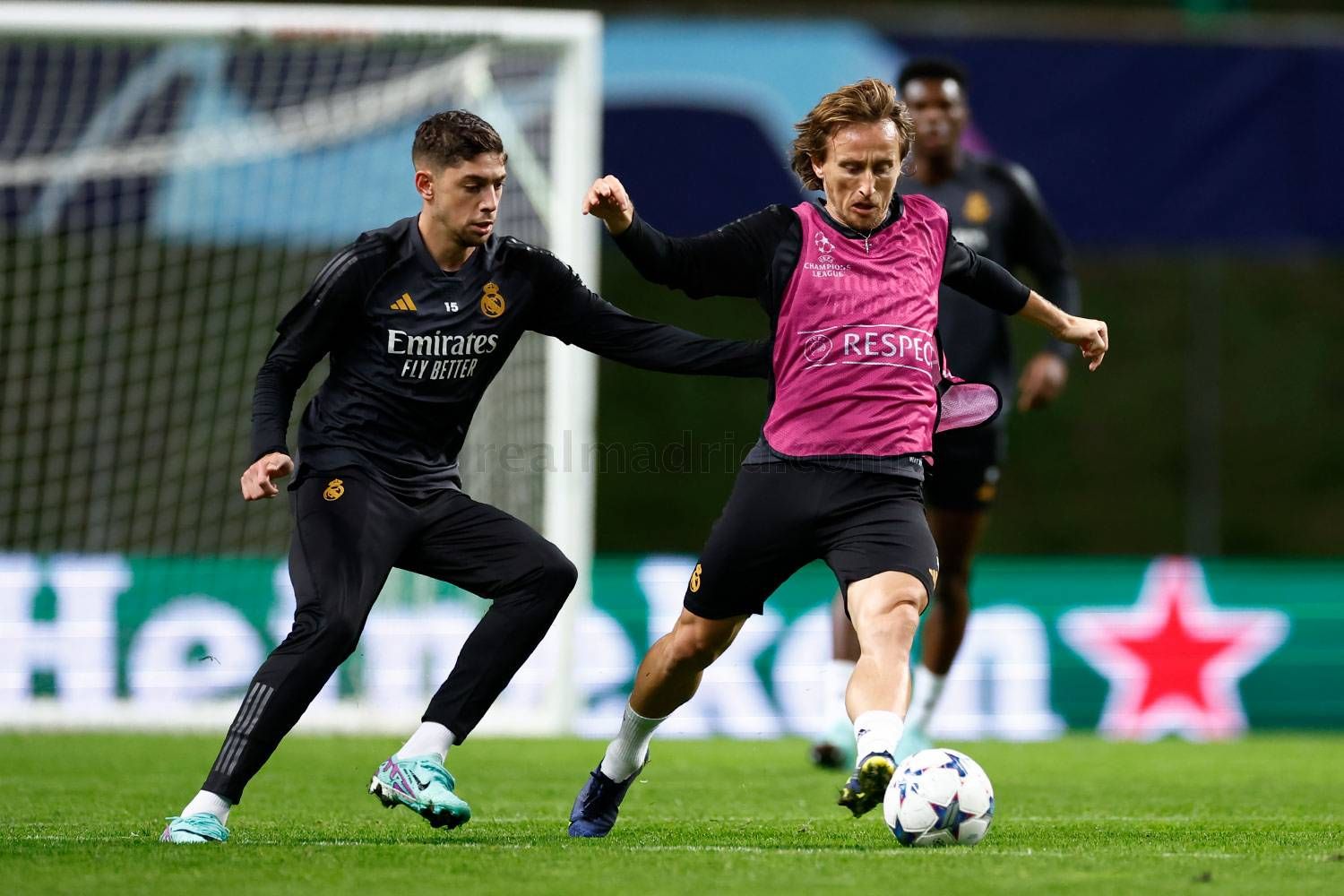Luka Modric, en un entrenamiento del Real Madrid con Fede Valverde.