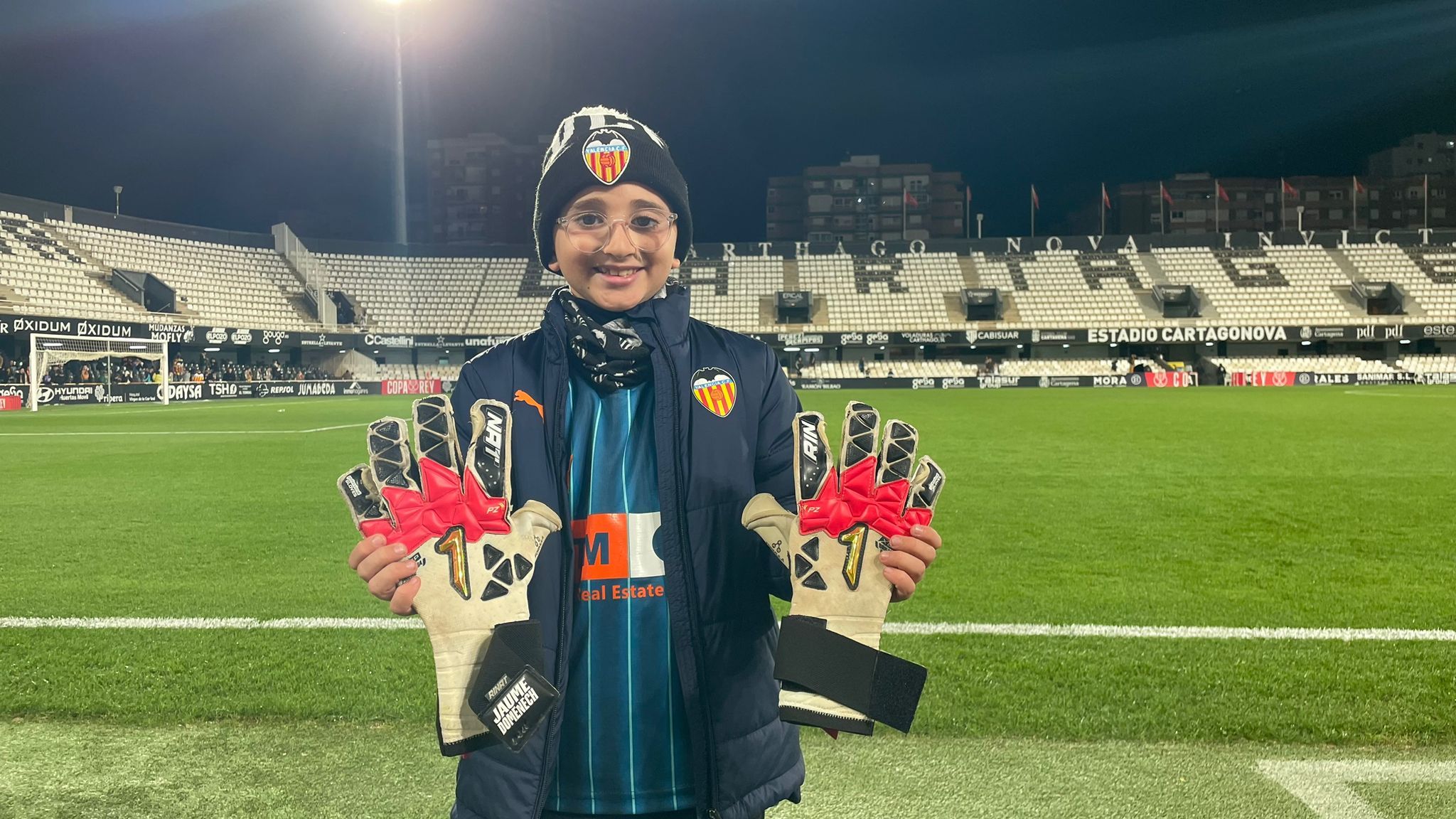  Manel posa con los guantes de Jaume Doménech