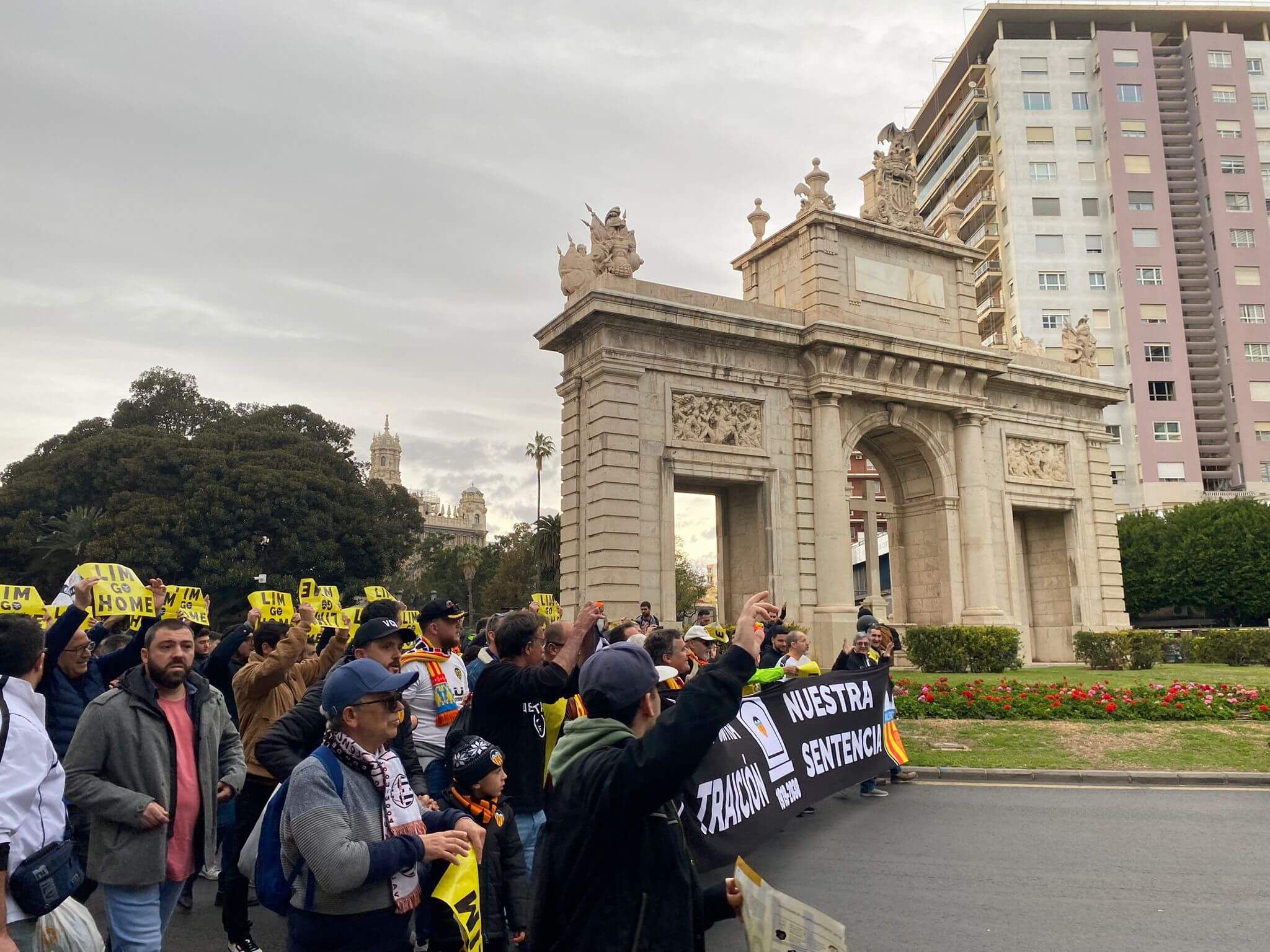 Manifestación 2M contra Peter Lim