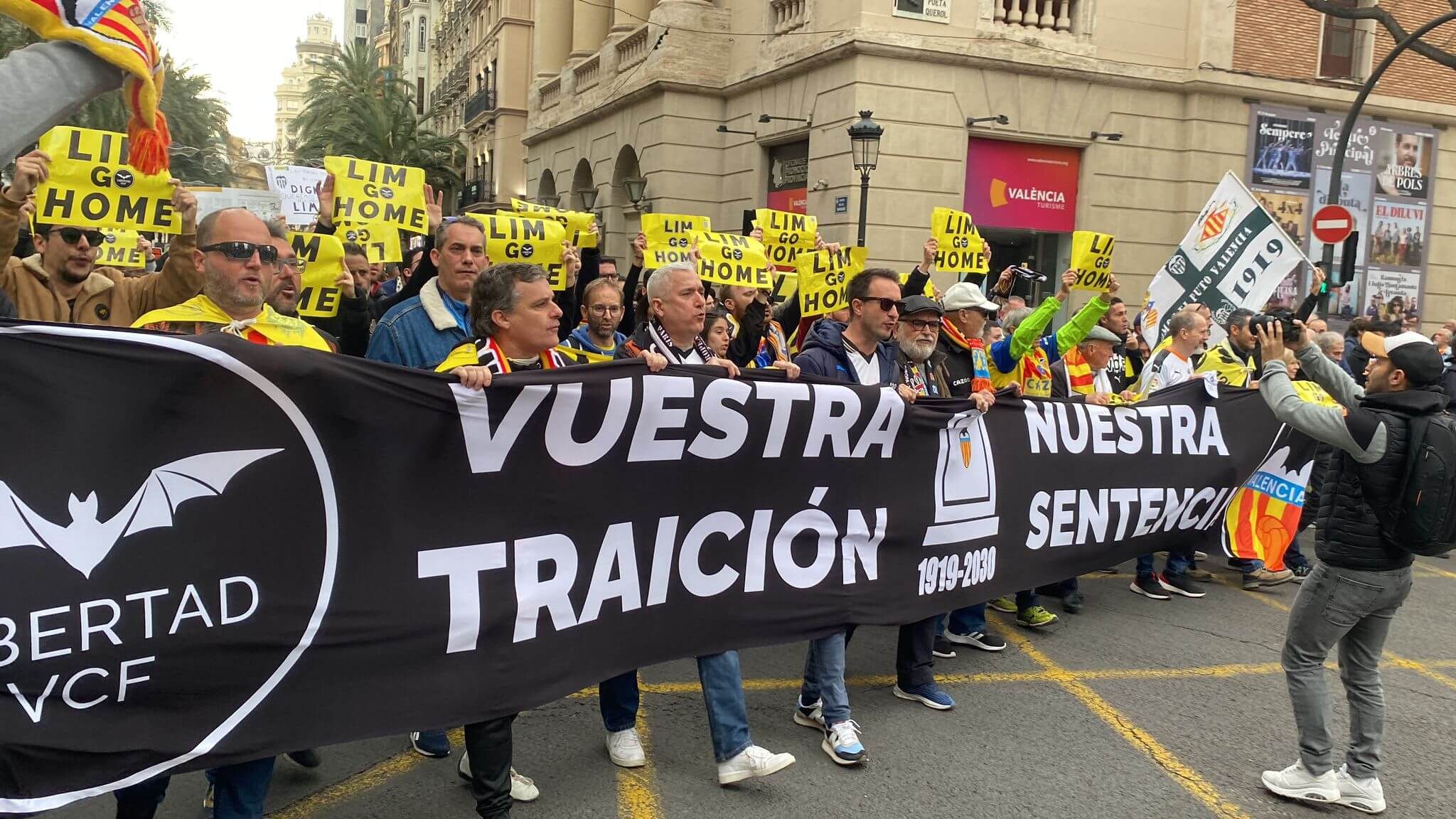Manifestación contra Peter Lim del 2M.
