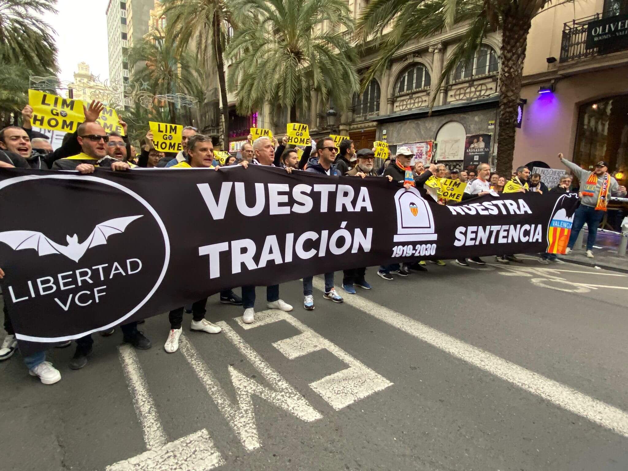 Manifestación contra Peter Lim del 2M.