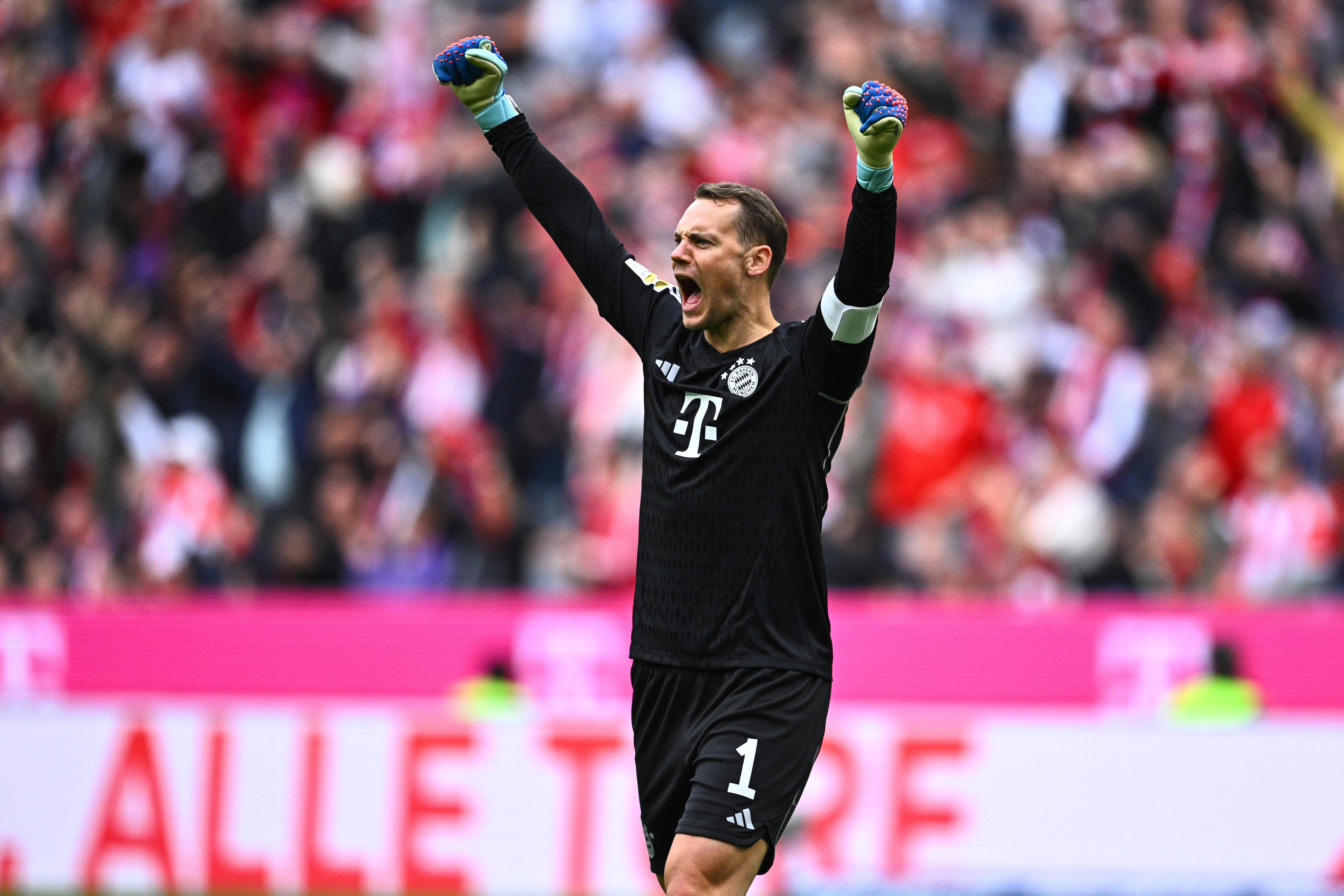 Manuel Neuer celebra un gol del Bayern en su regreso.