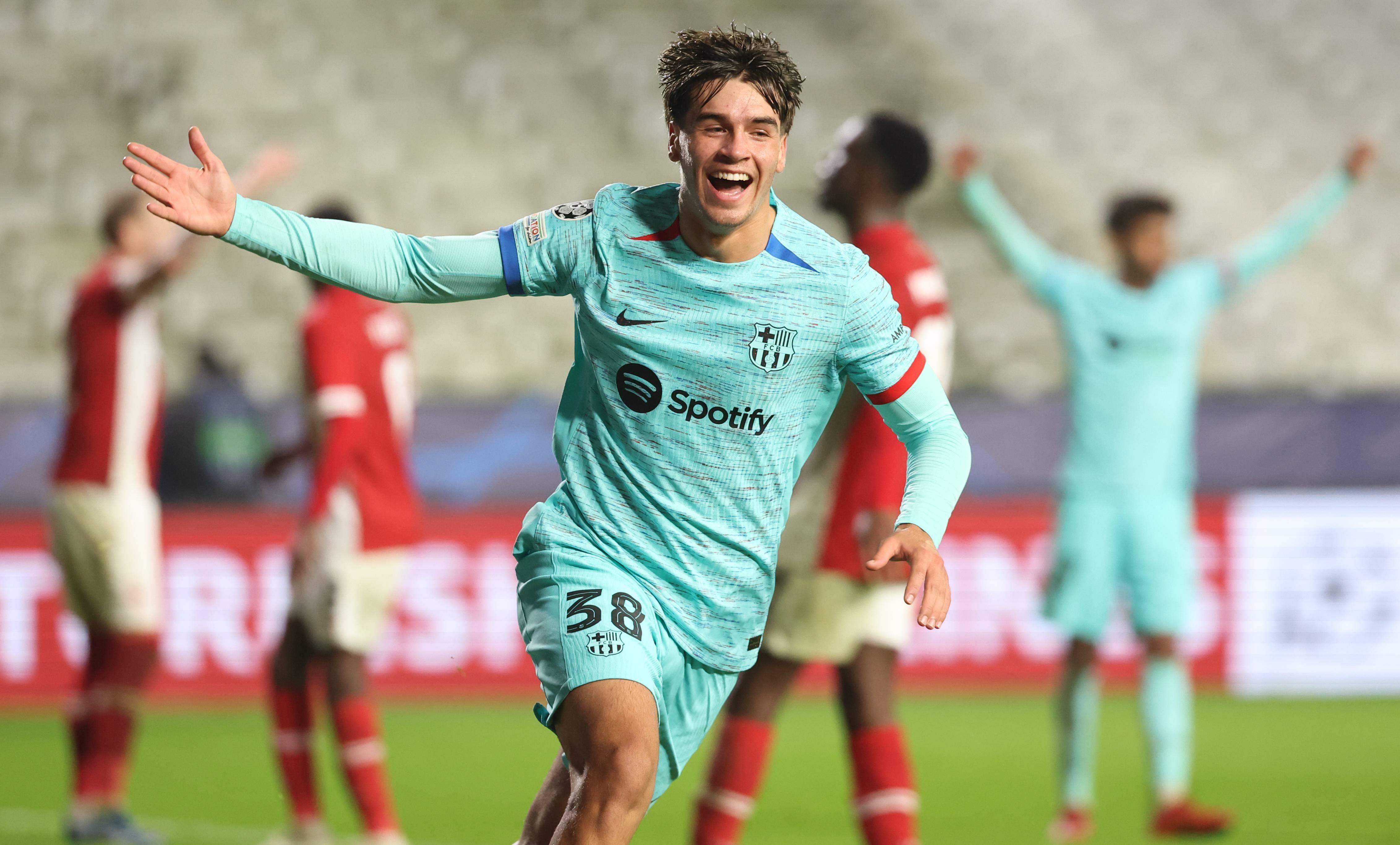  Marc Guiu celebra su gol en el Amberes-Barça.