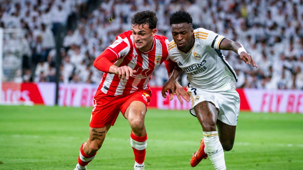  Marc Pubill luchando un balón con Vinicius durante el partido (Cordon Press)