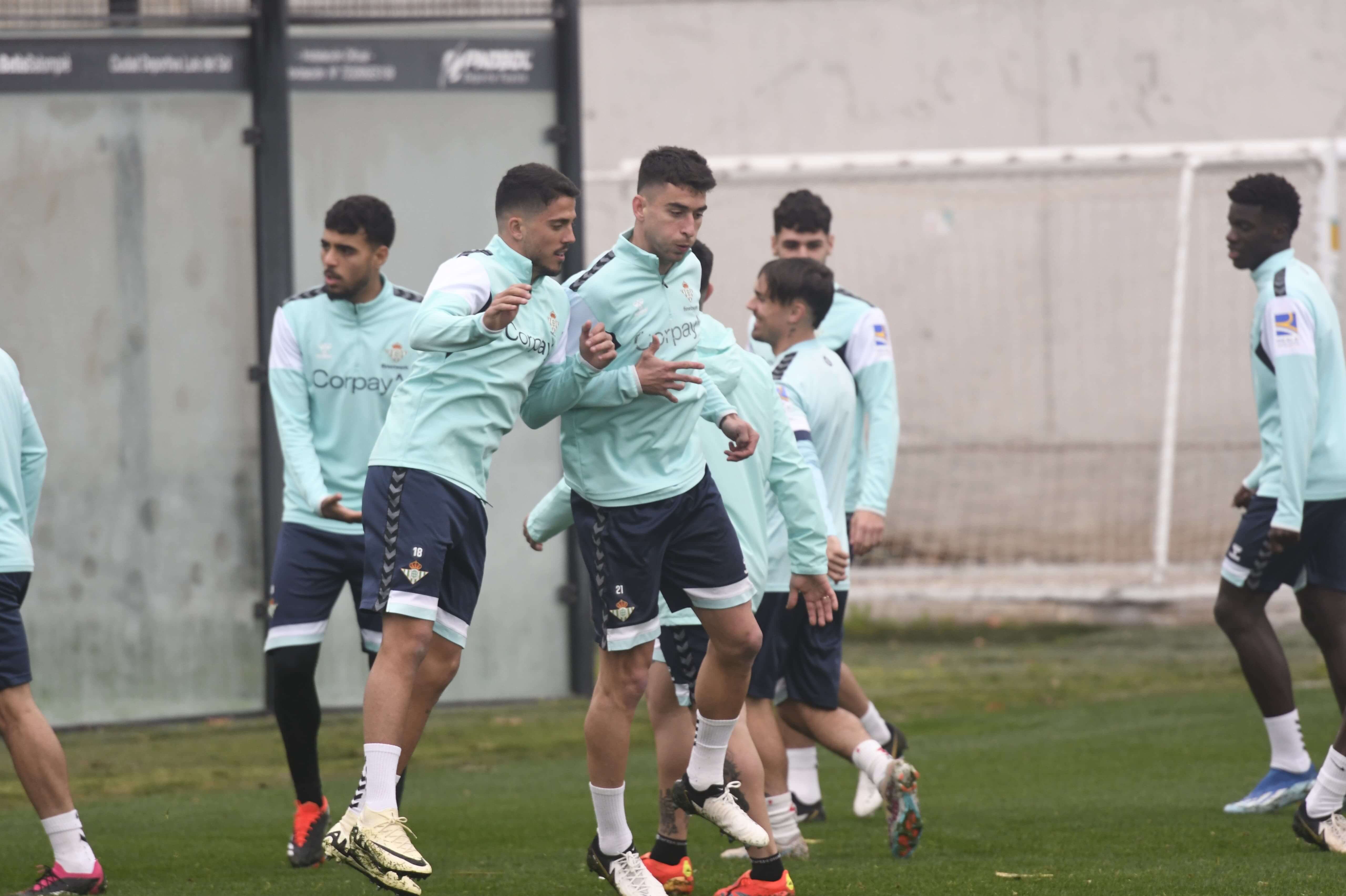  Marc Roca y Pablo Fornals, durante el entrenamiento.