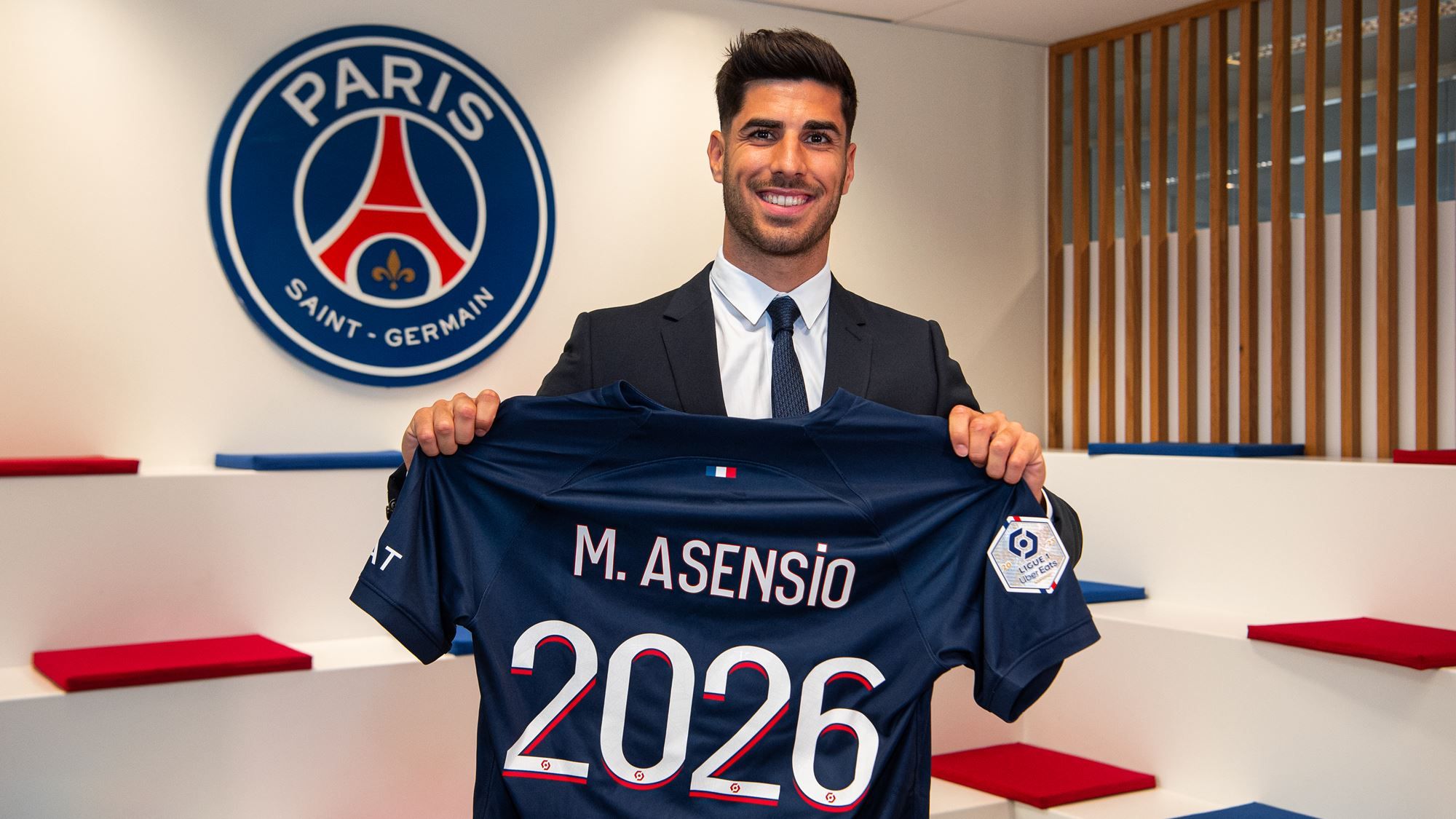  Marco Asensio posa como jugador del PSG.