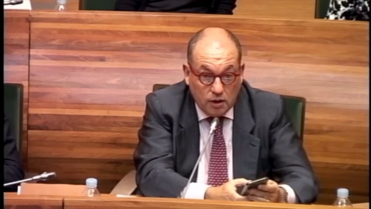  Marí Olano lee el informe jurídico en el pleno en que se trató el Nou Mestalla.
