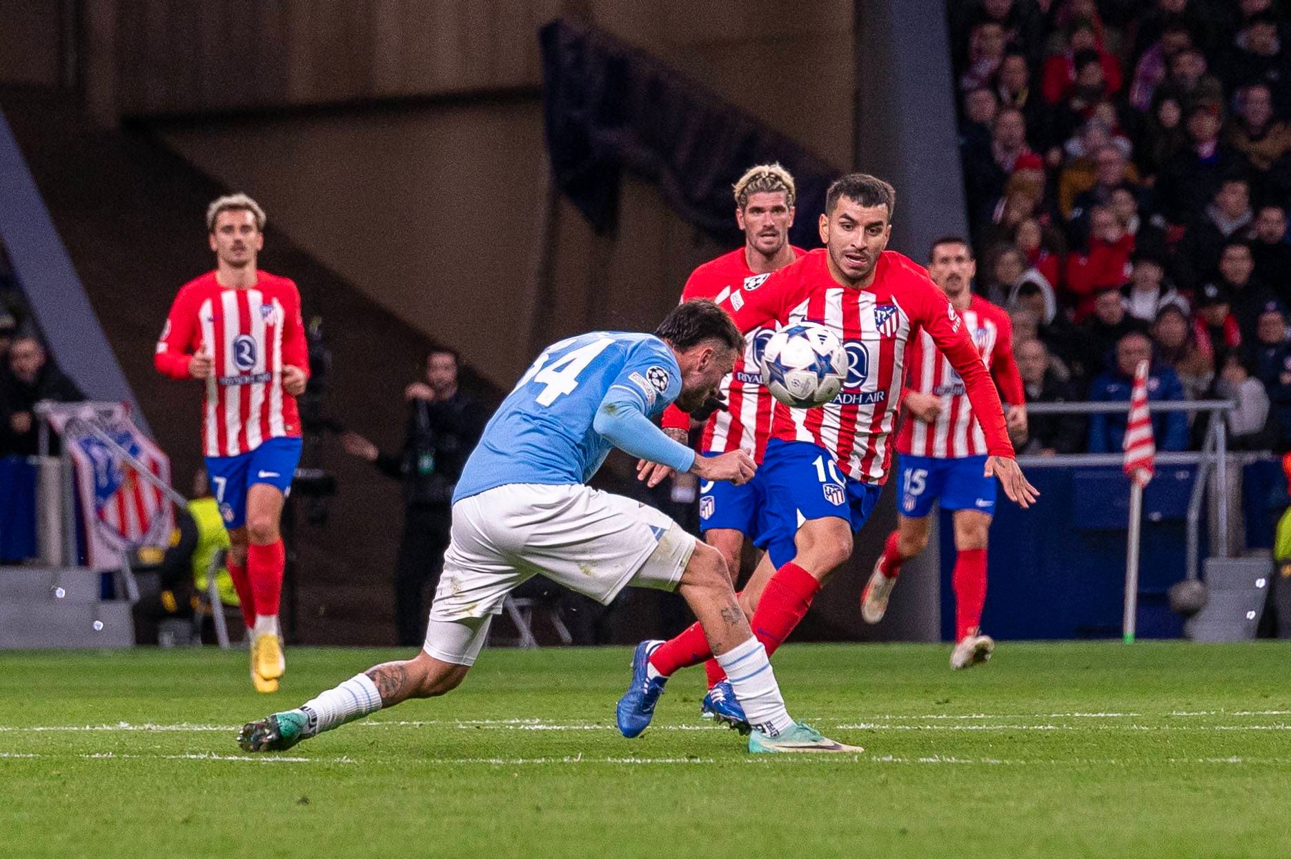 Mario Gila despeja un balón en el Atlético-Lazio.