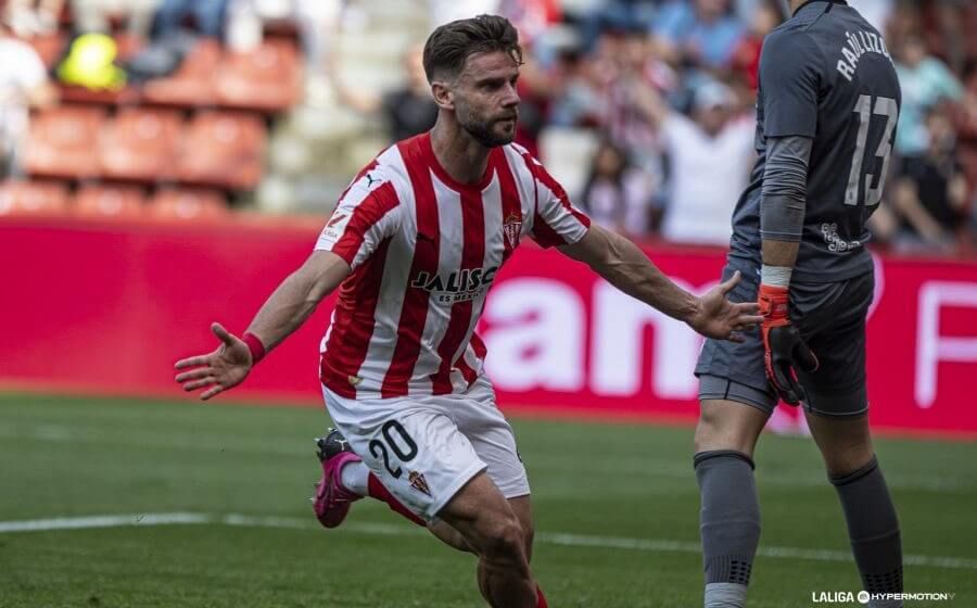 Mario González celebra su gol al Cartagena.