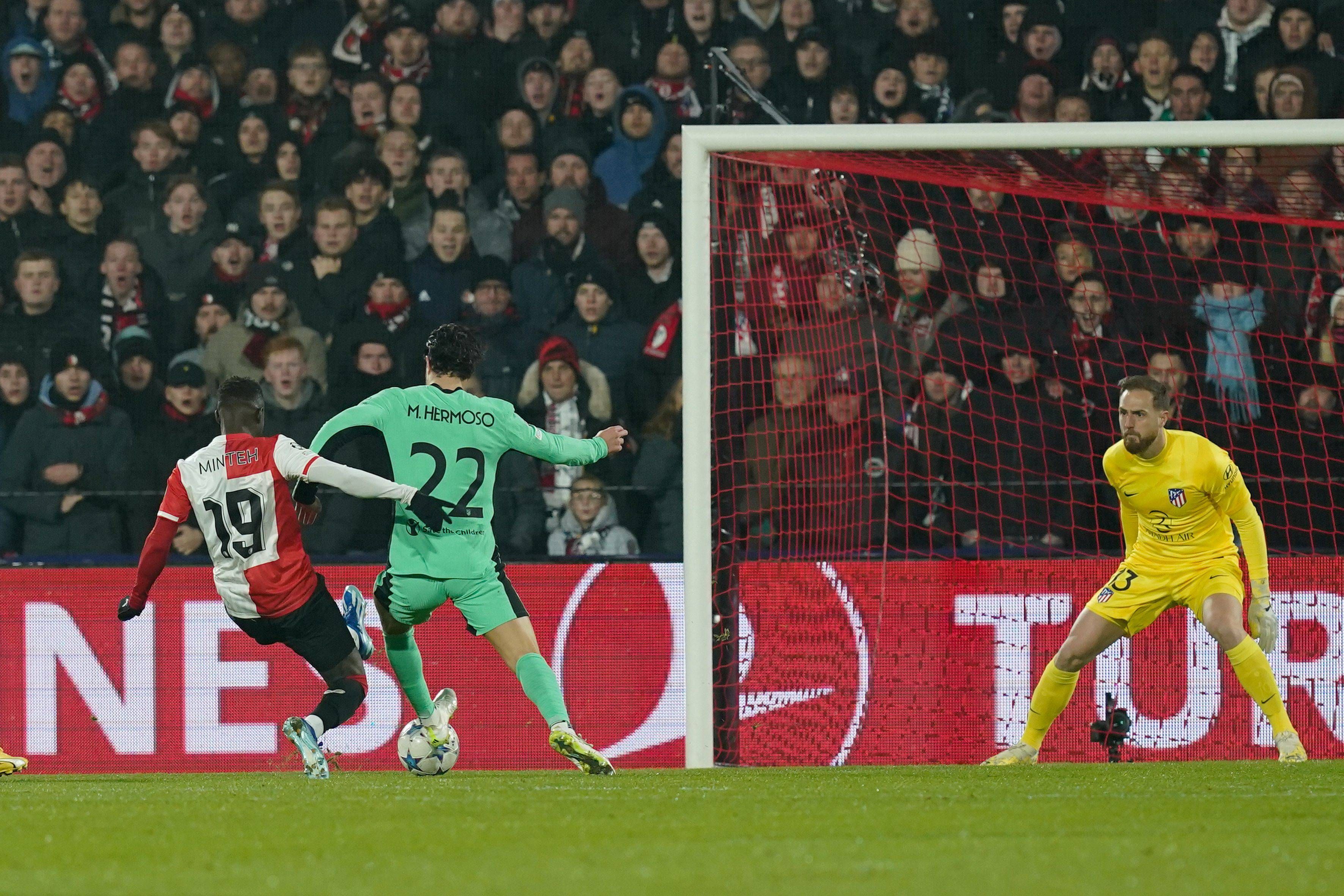  Mario Hermoso anotó un golazo en De Kuip (Cordon Press)