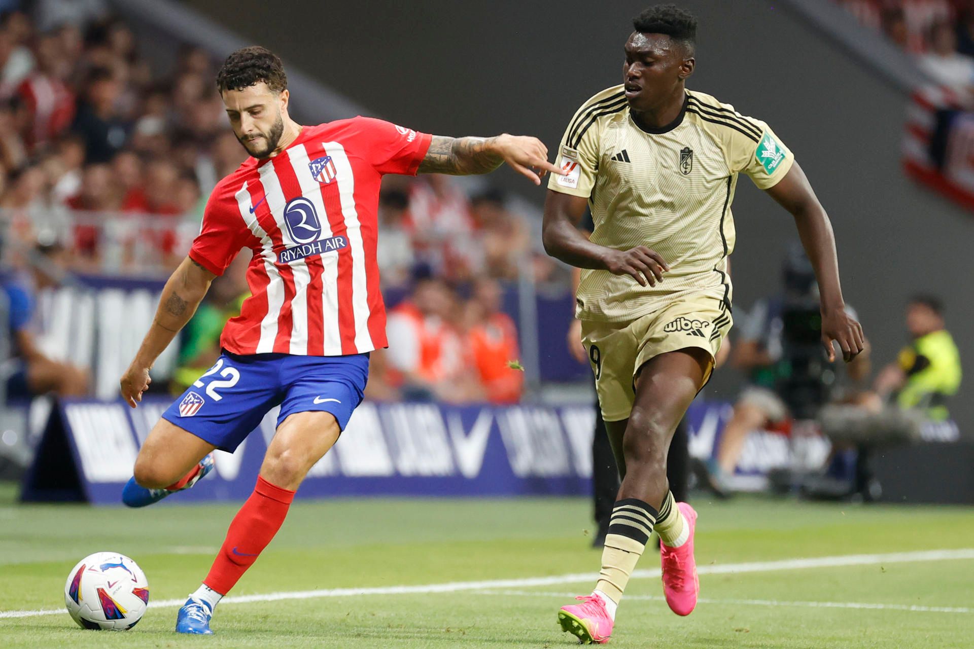  Mario Hermoso y Samu Omorodion, en el Atlético-Granada.