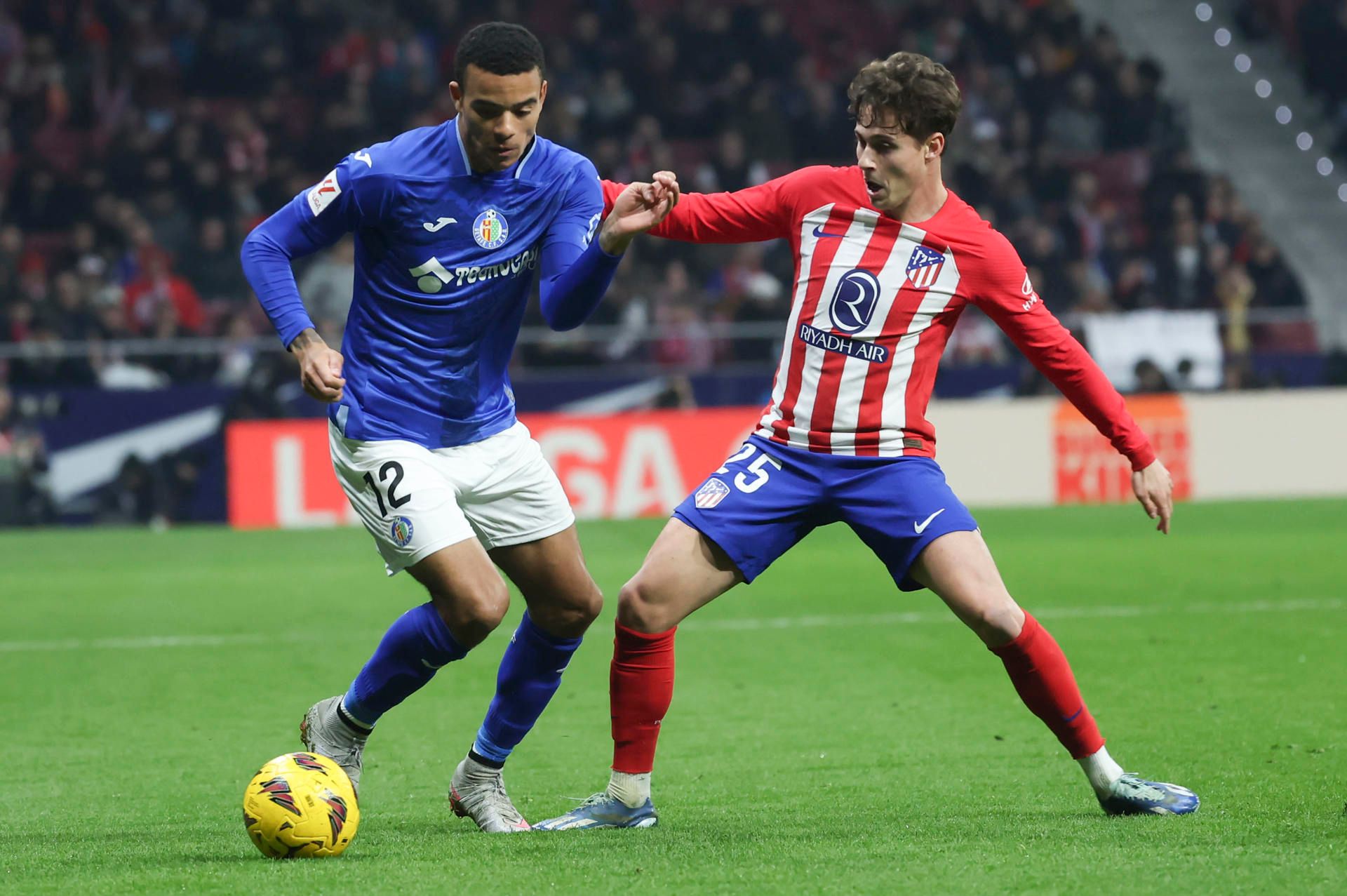 Mason Greenwood pelea un balón con Rodrigo Riquelme en el Atlético-Getafe.