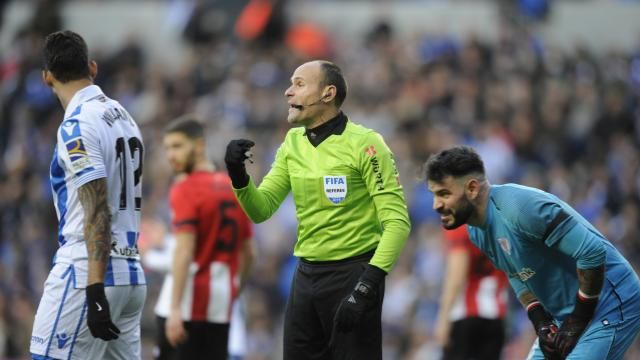  Mateu Lahoz siempre protagonista gesticula en el derbi.