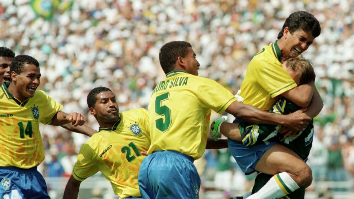  Mauro Silva y Bebeto celebrando la victoria en penaltis de Brasil ante Italia en USA 94.