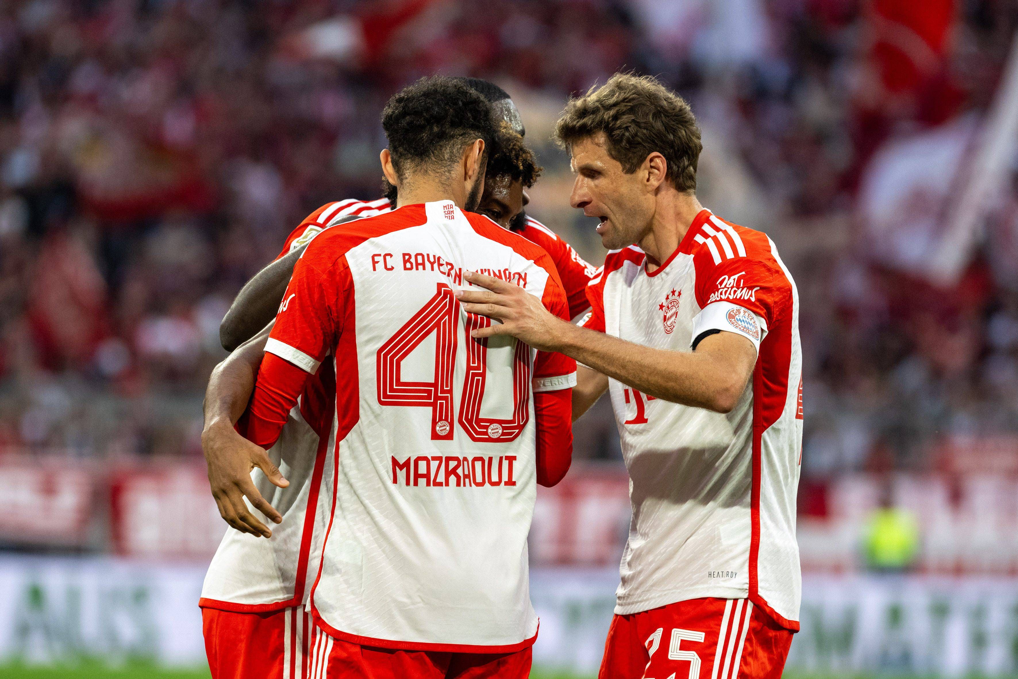  Mazraoui junto a sus compañeros celebrando un gol.