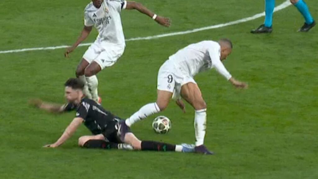  Mbappé en la acción en donde se lesionó en el Real Madrid-Arsenal(Captura de Movistar)